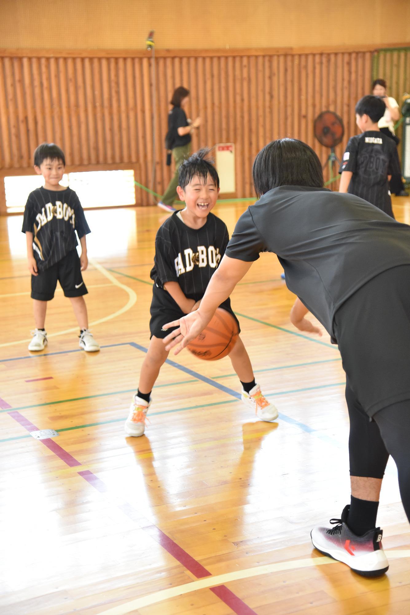 選手と個別に練習する様子