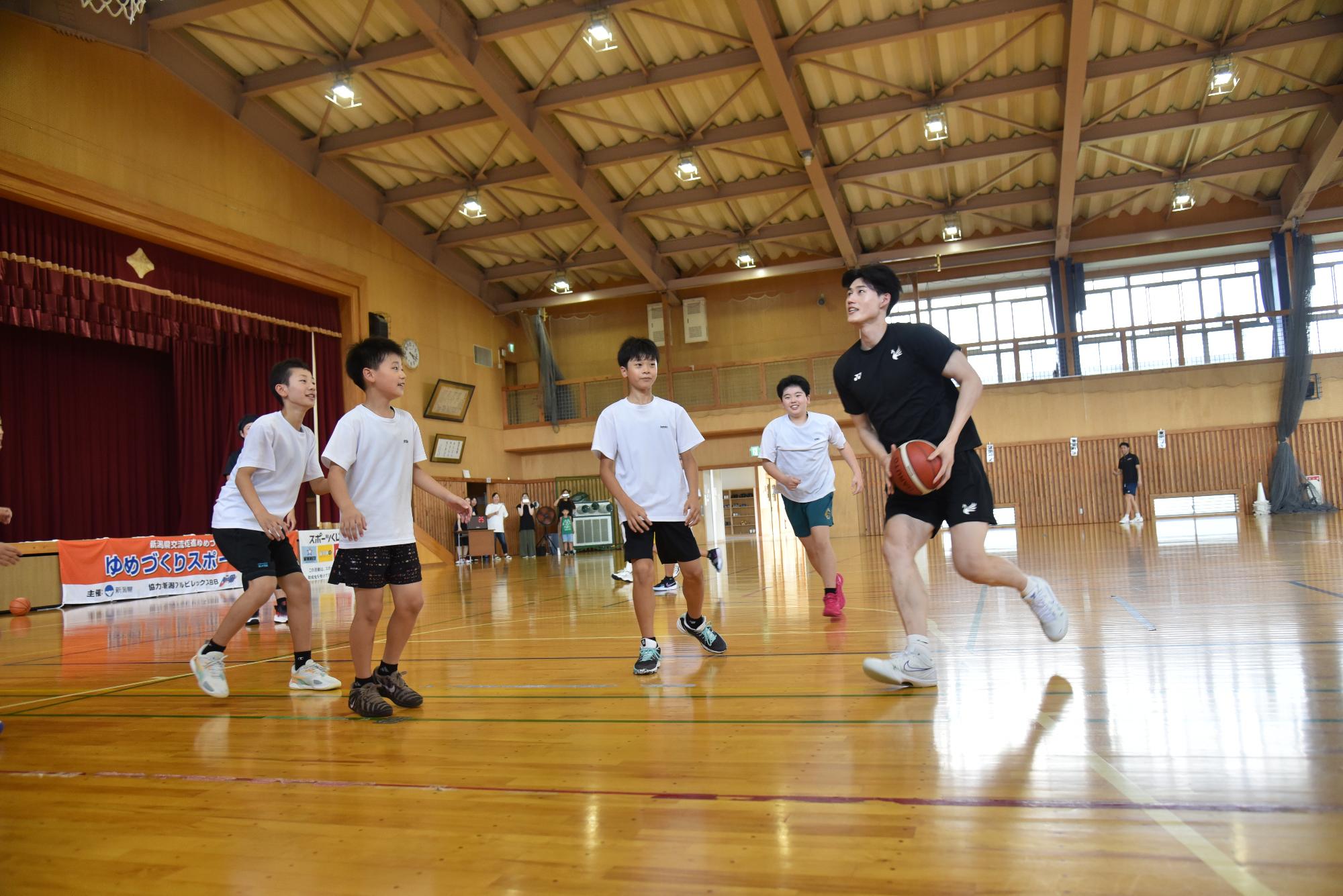 バスケットボールをする様子