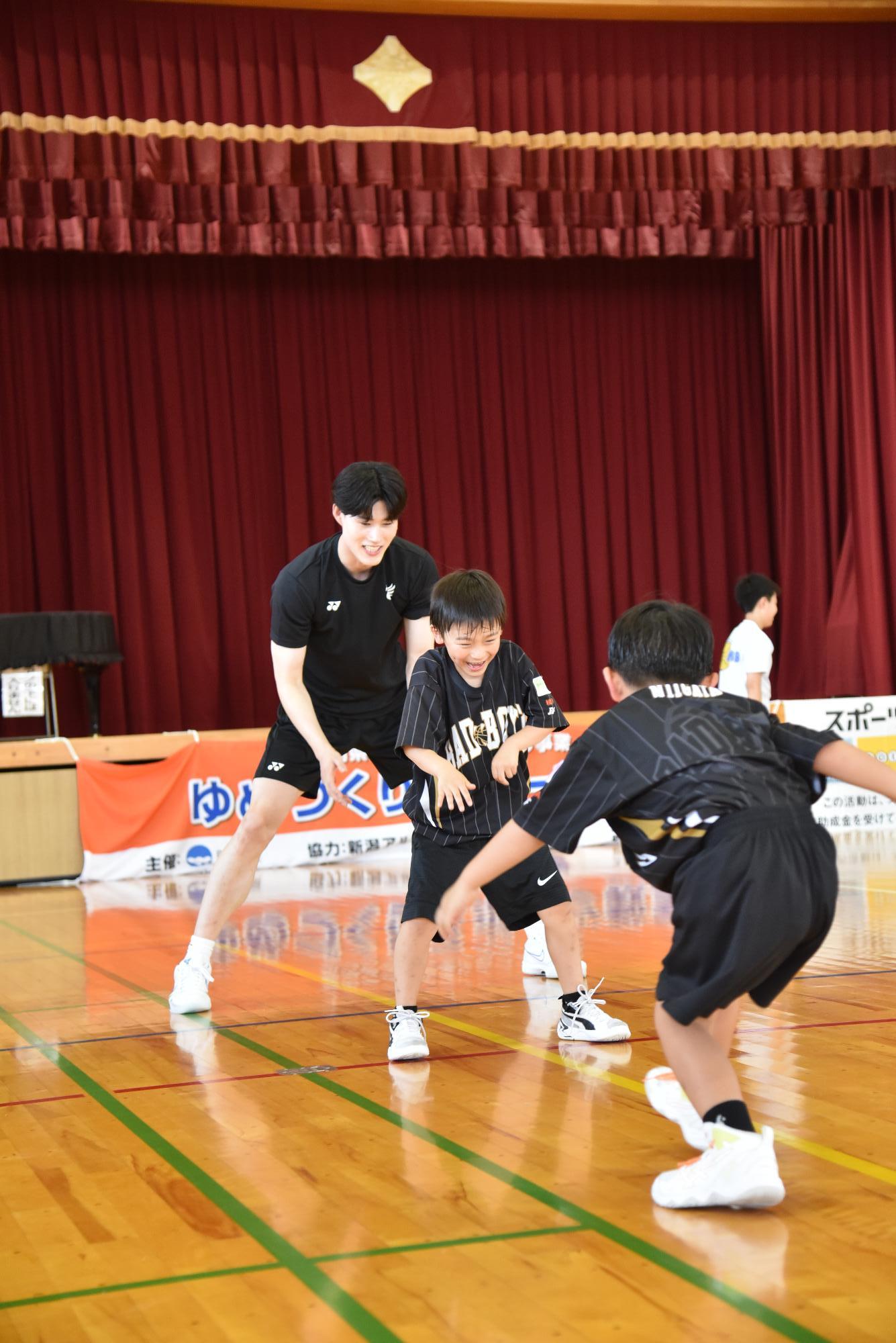 選手とトレーニングをする子供たち