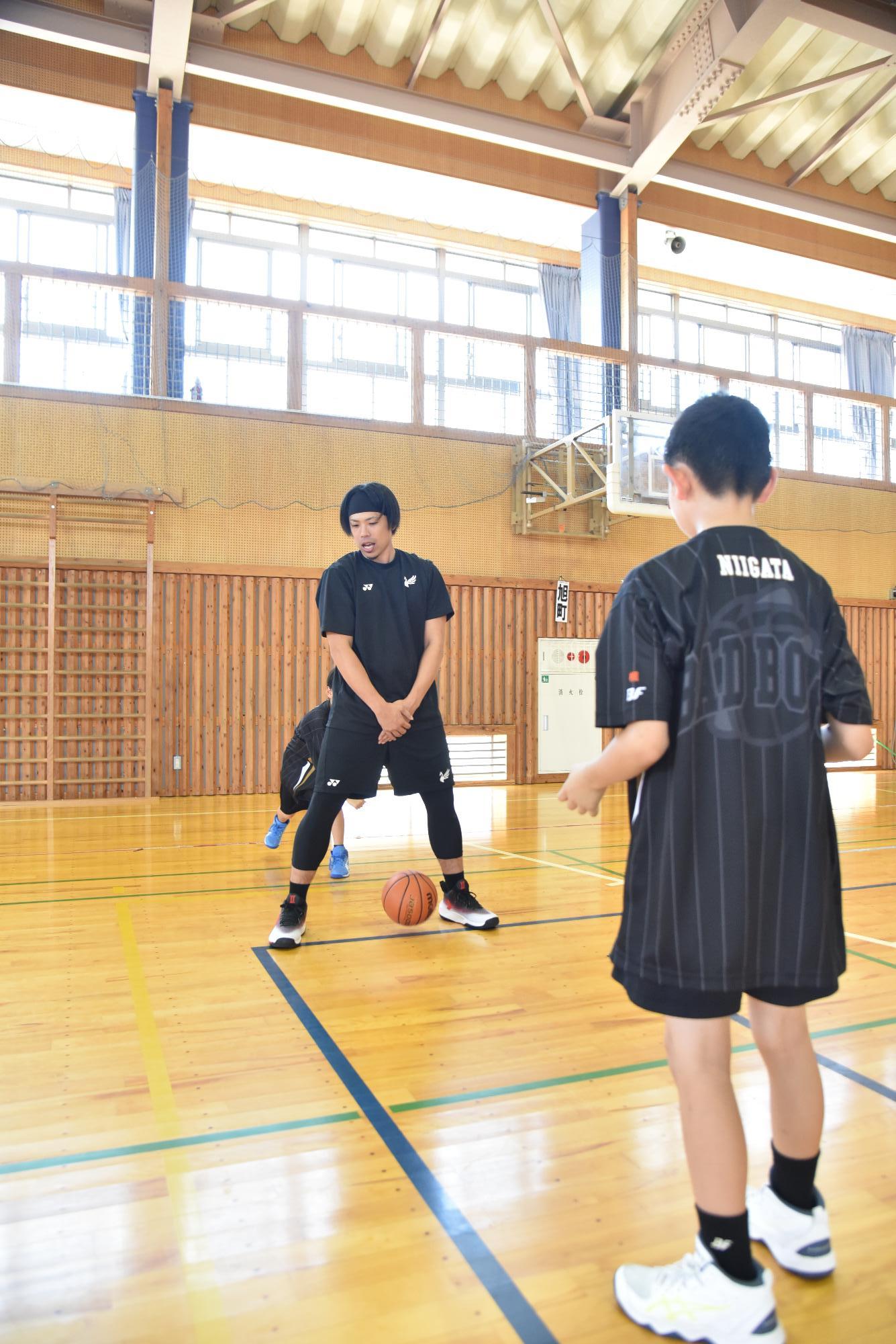バスケットボールをする様子