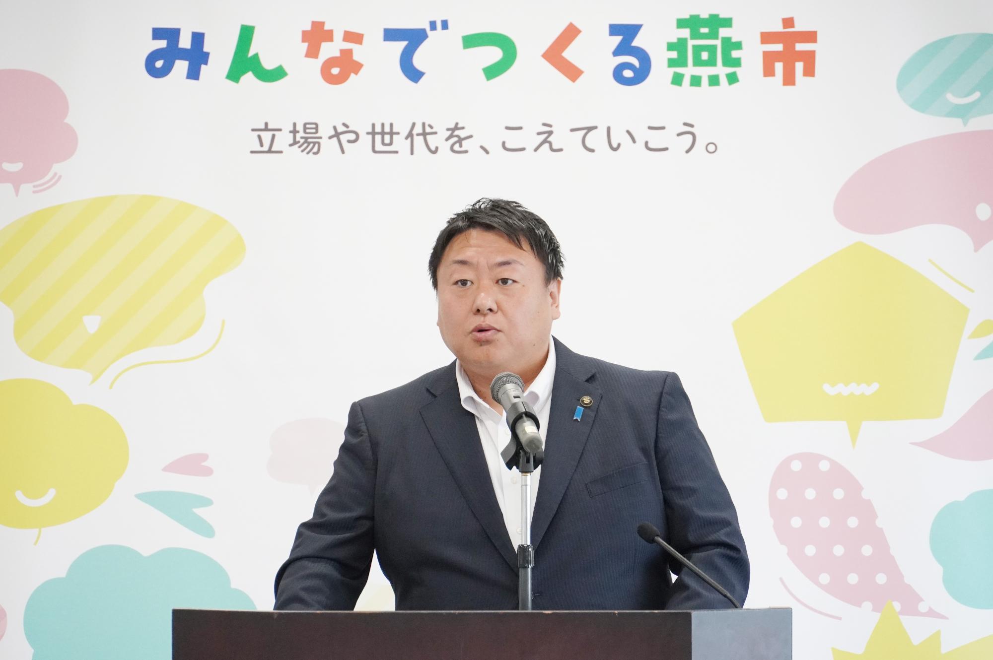 定例会見を行う市長