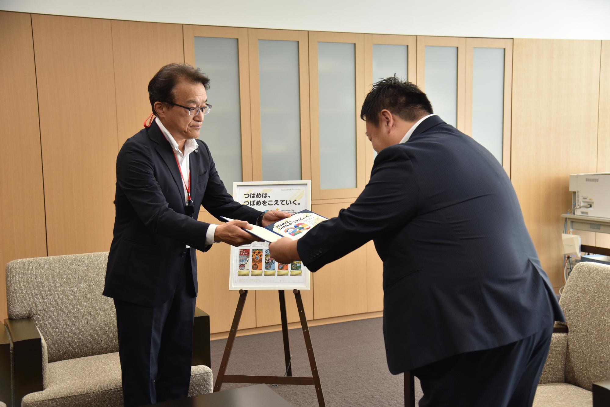 切手を受け取る佐野市長