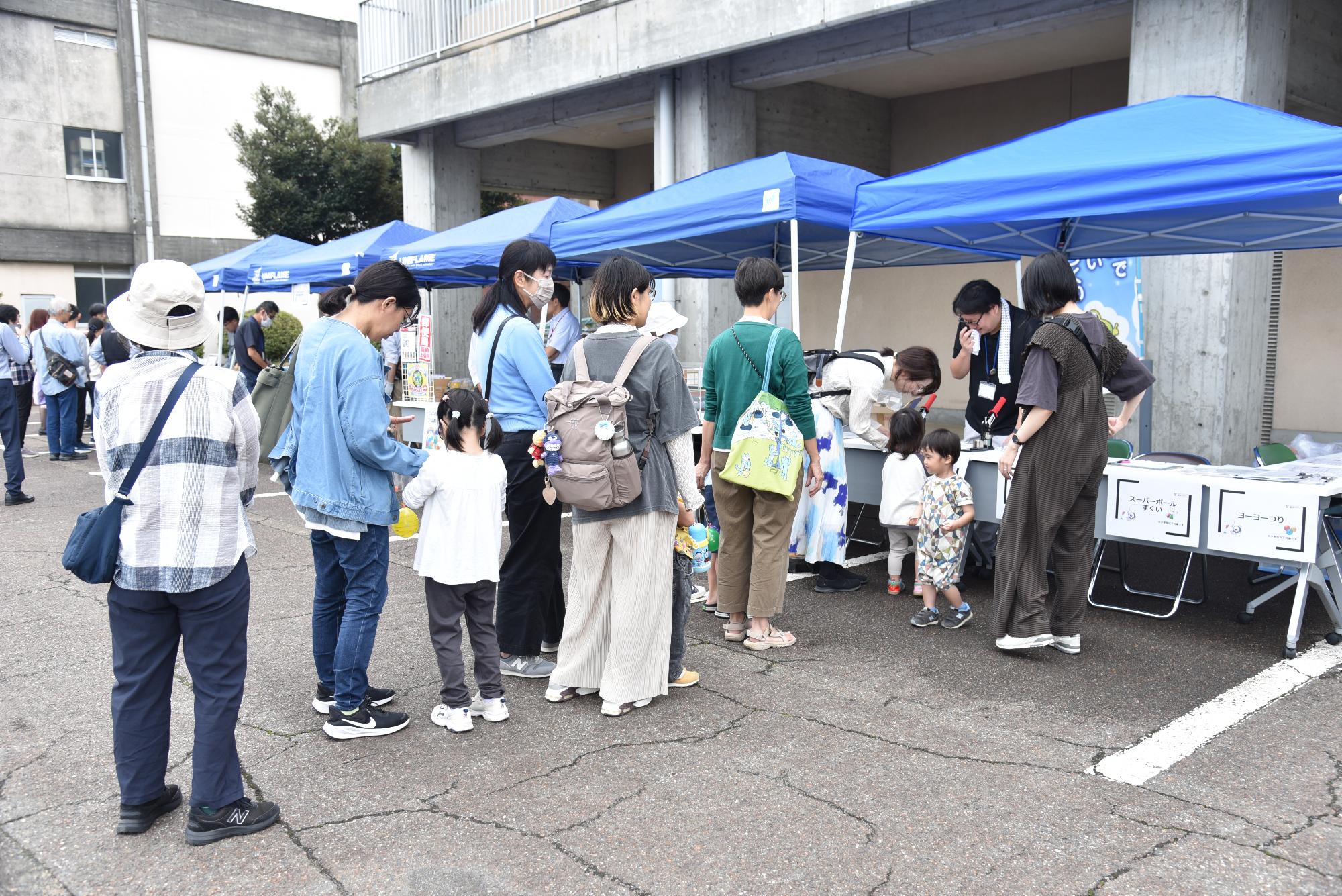 ブース前に並ぶお客さん