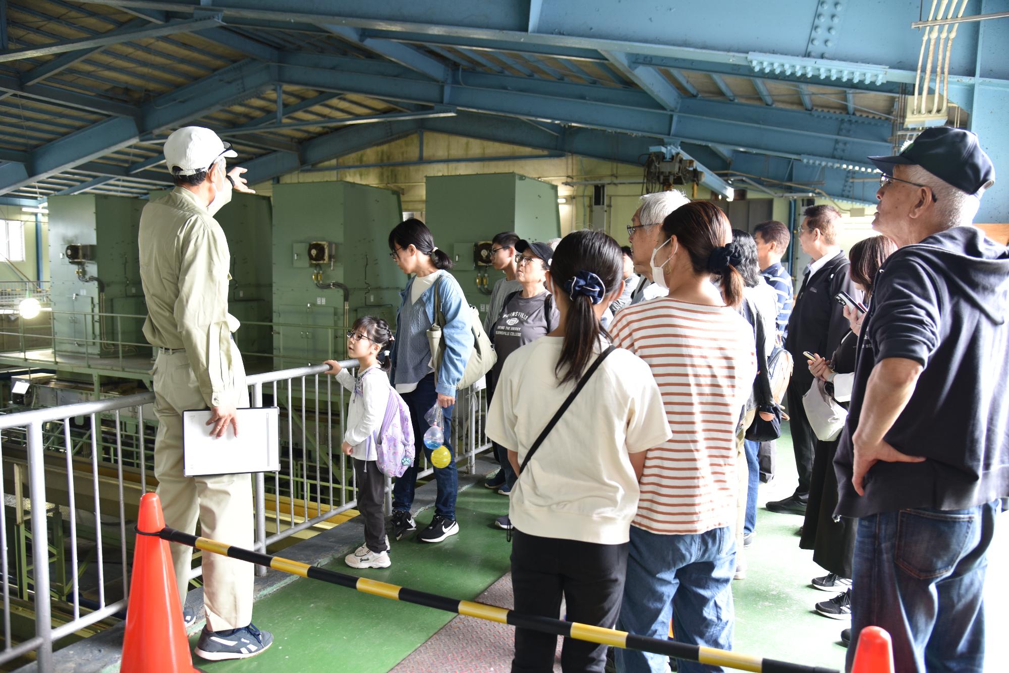 処理場探検ツアーで説明する職員