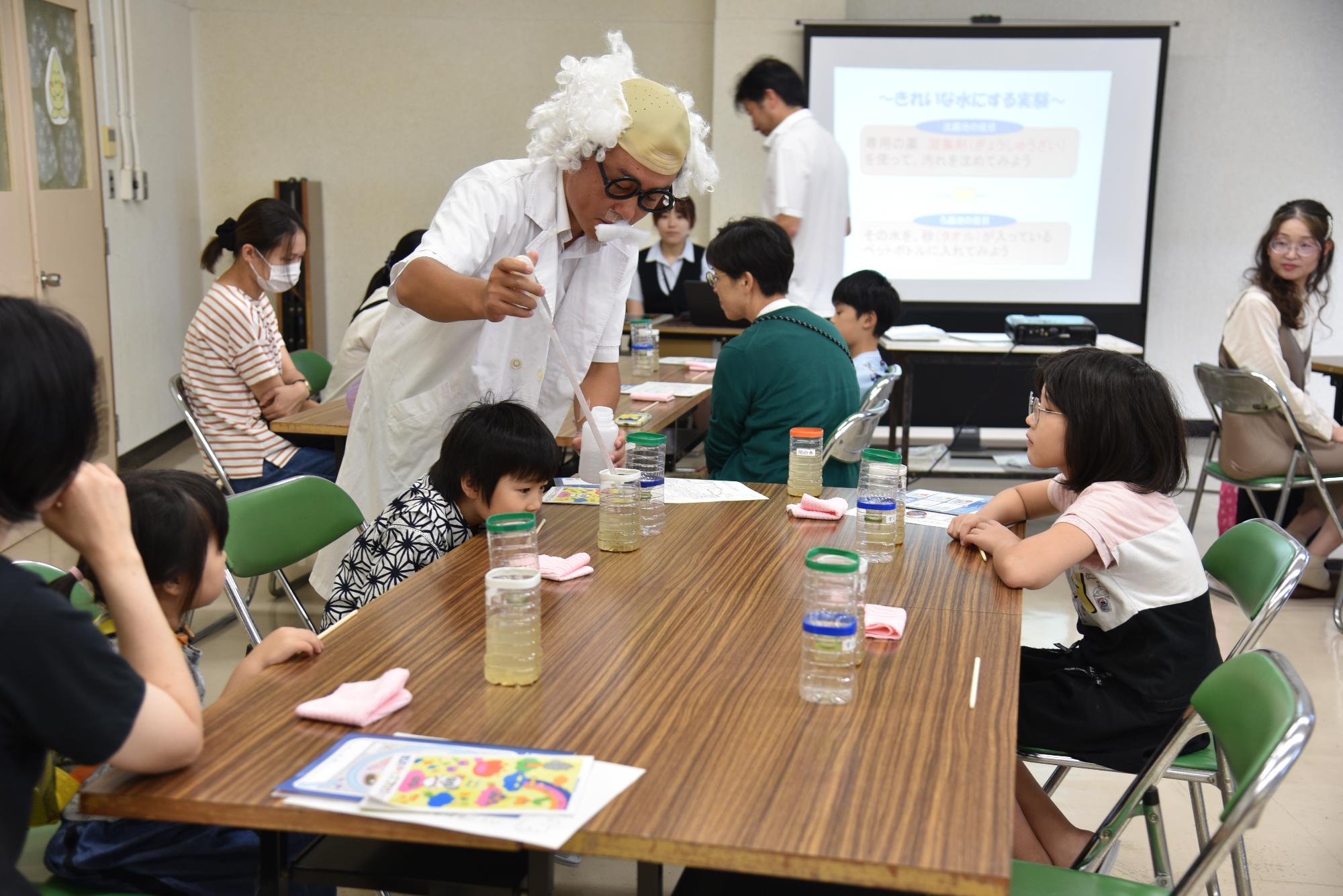 実験教室で参加者を周る水の博士