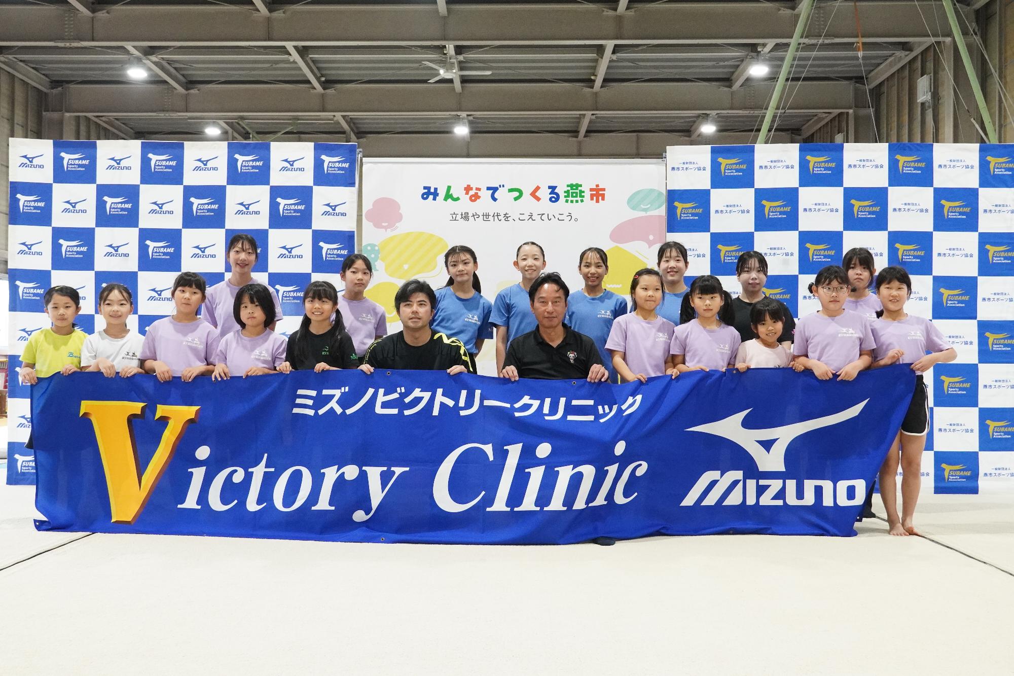 ゆめみらいスポーツ教室参加者と講師の集合写真（女子の部）