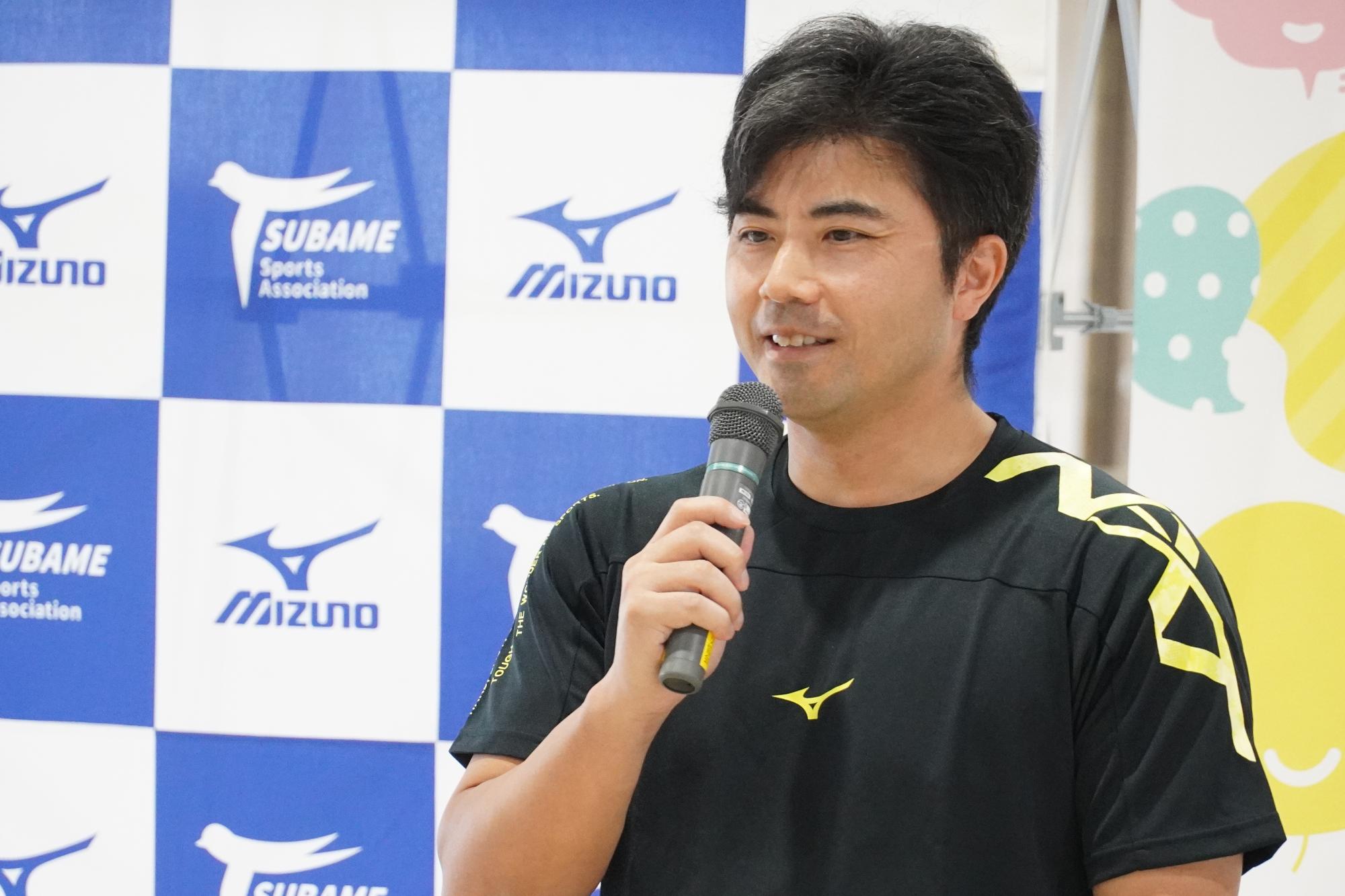 塚原直也さんがお話しする様子