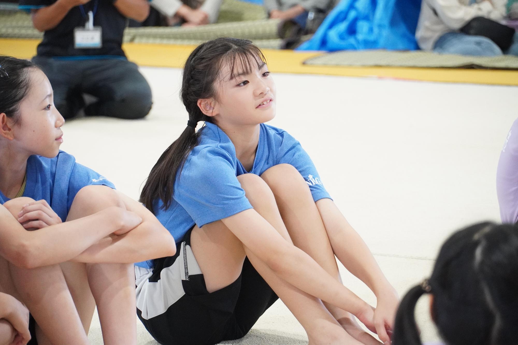 塚原さんからのアドバイスを聞く様子