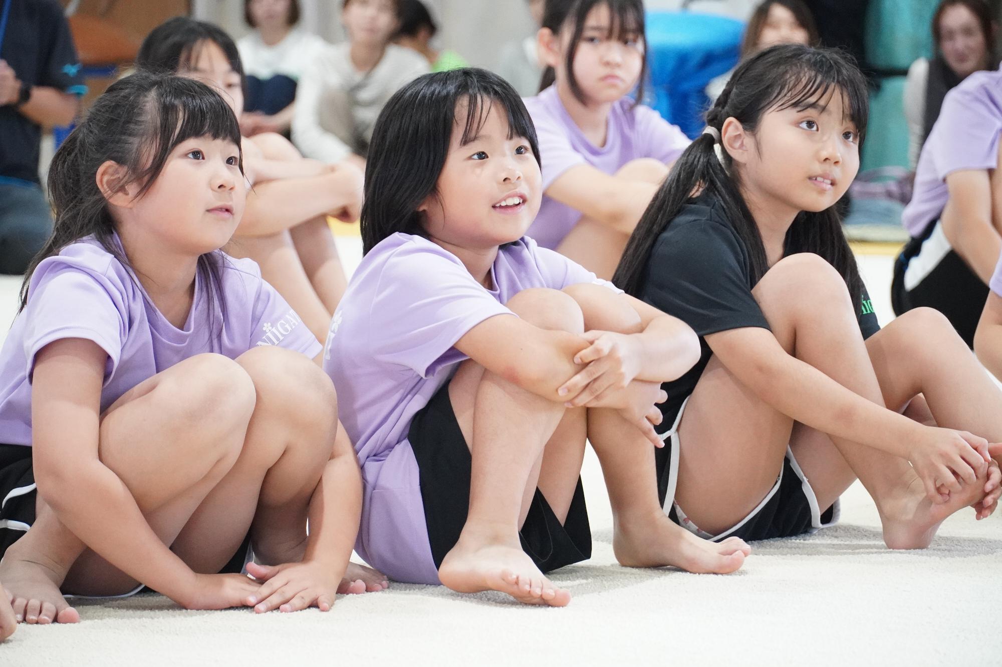 塚原さんからのアドバイスを聞く様子