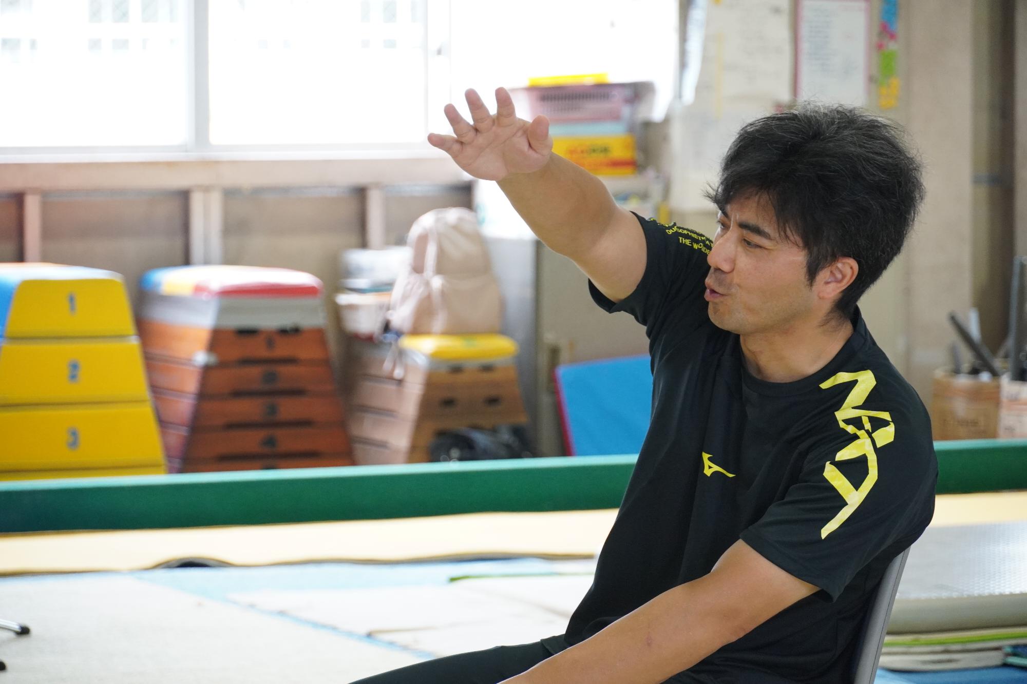 塚原さんが子どもたちにアドバイスをする様子