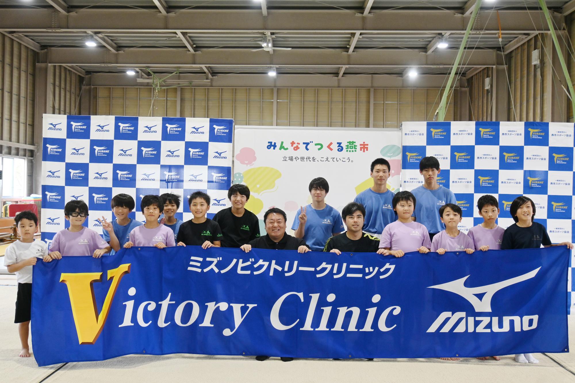 ゆめみらいスポーツ教室参加者と講師の集合写真（男子の部）