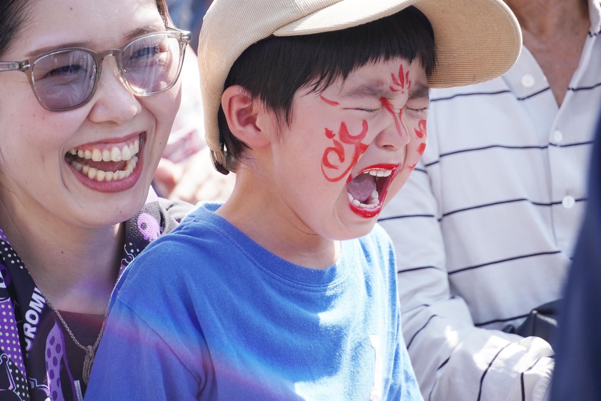 鬼を見て泣いている子どもの様子