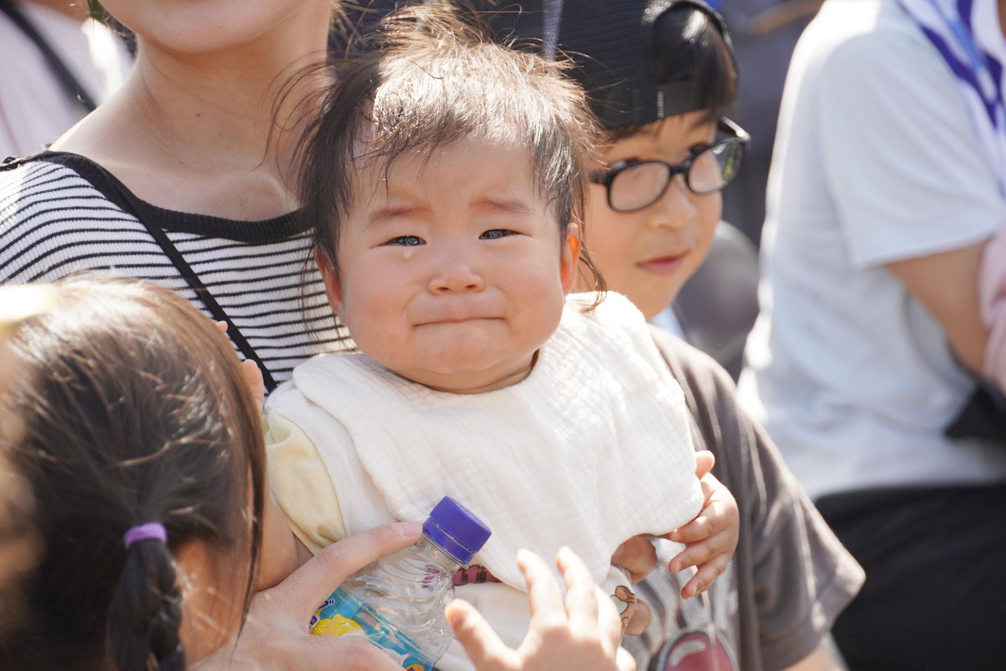 鬼を見て泣いている子どもの様子