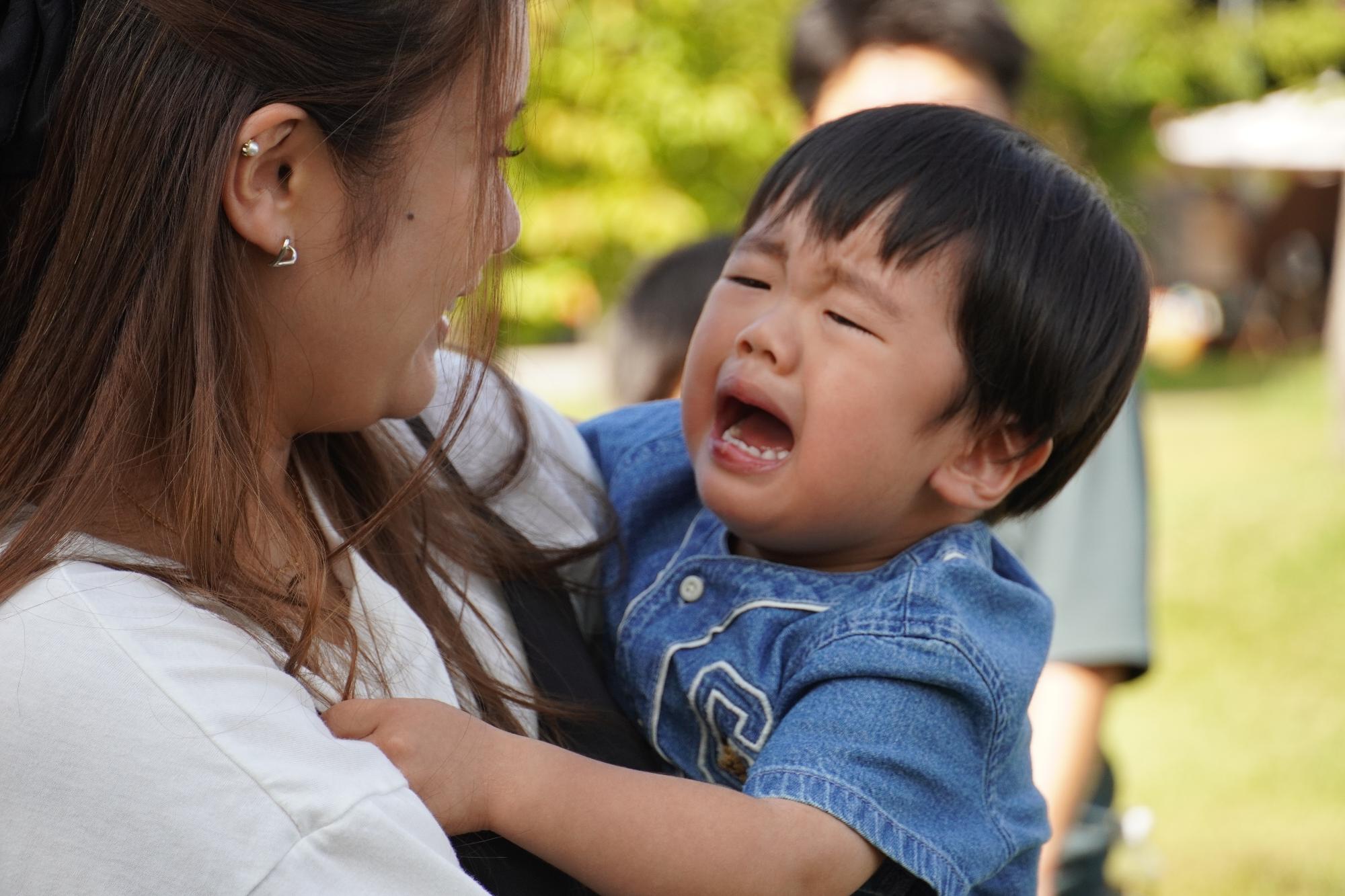 鬼を見て泣いている子どもの様子