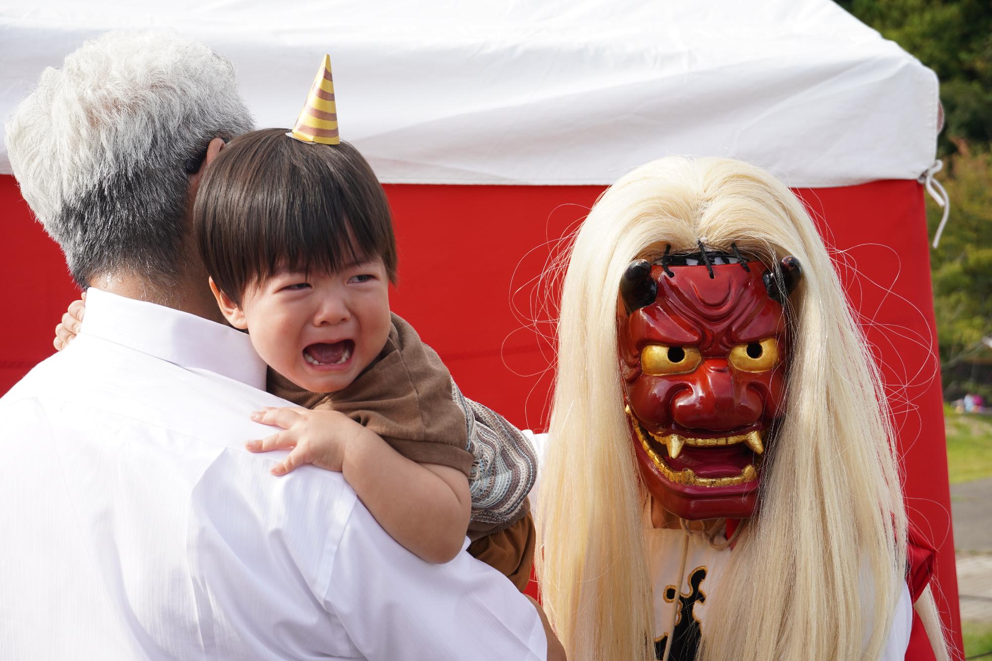 酒呑童子の鬼とそれを見て泣く子ども