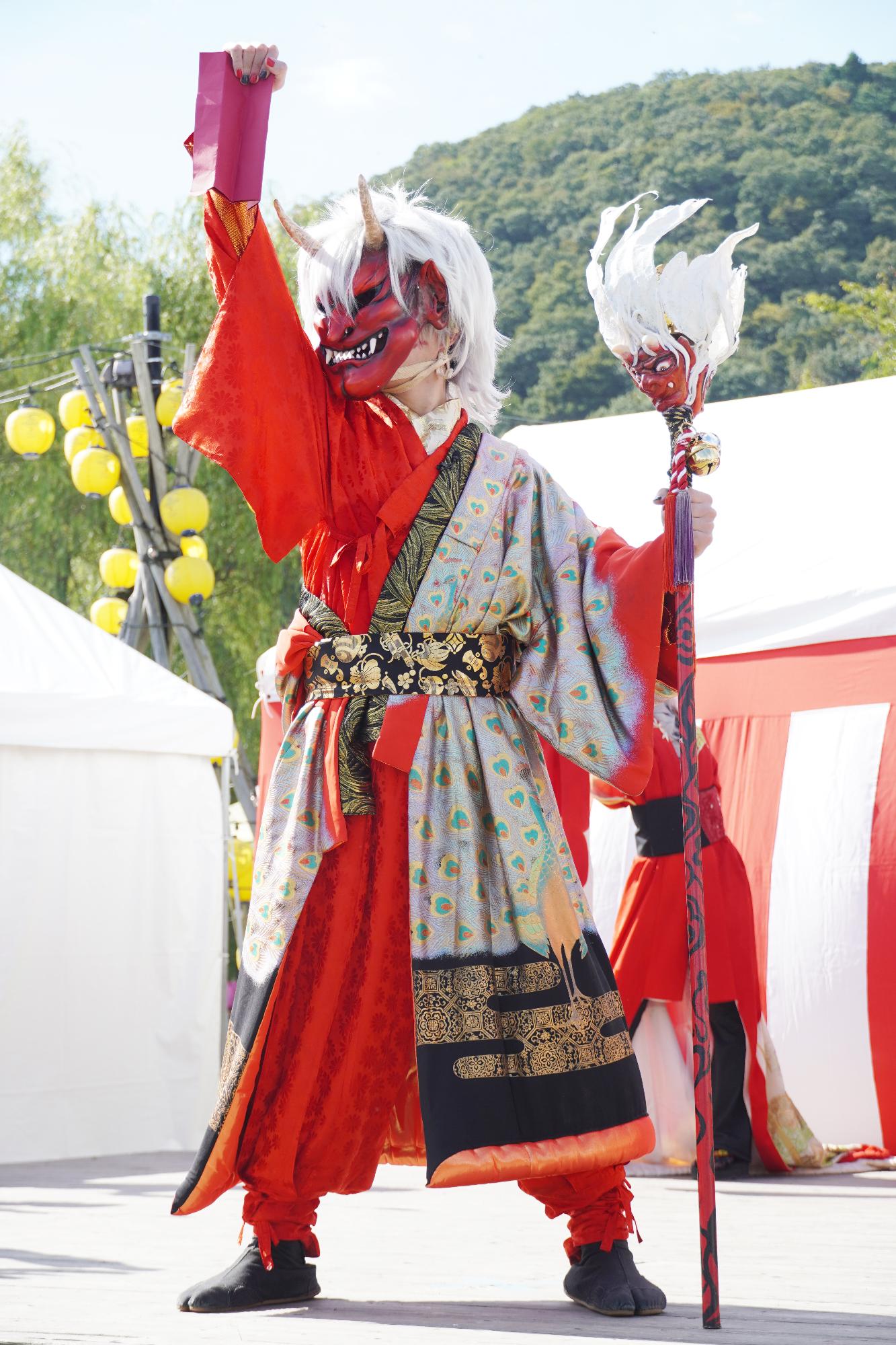 酒吞童子が拳を上げている様子