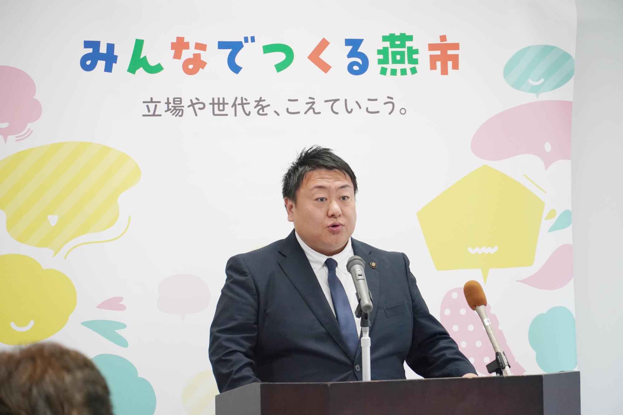 定例会見を行う市長