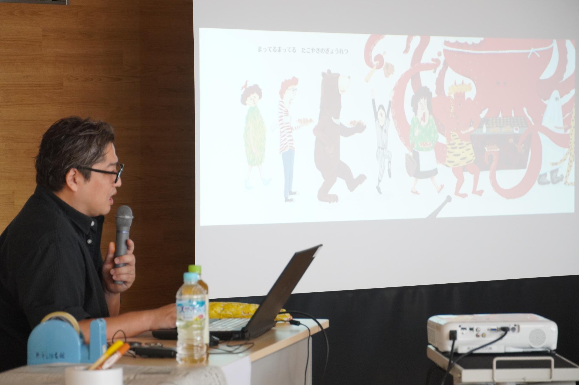 高畠さんが読み聞かせをする様子