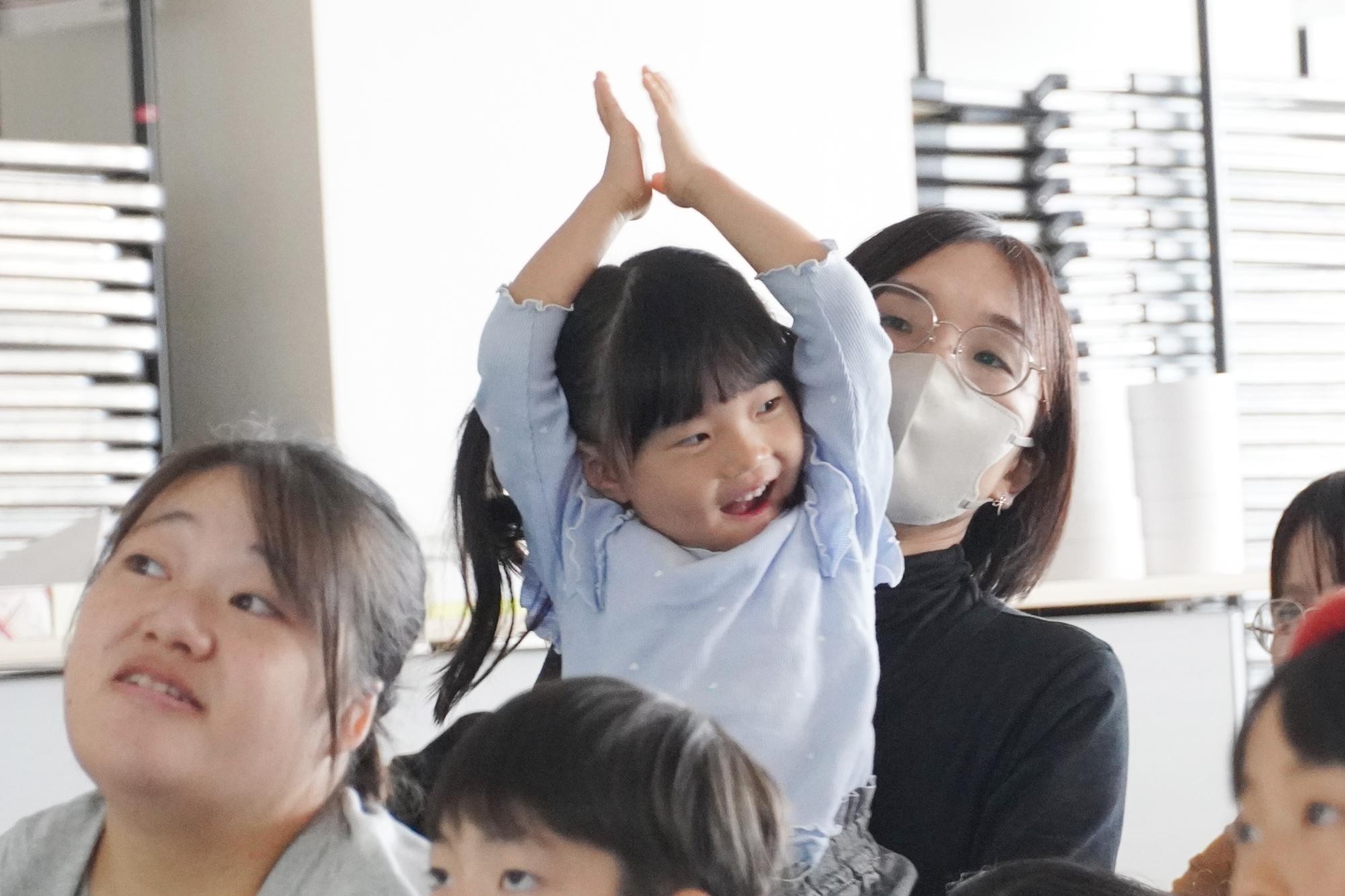 高畠さんの読み聞かせを喜ぶ子ども