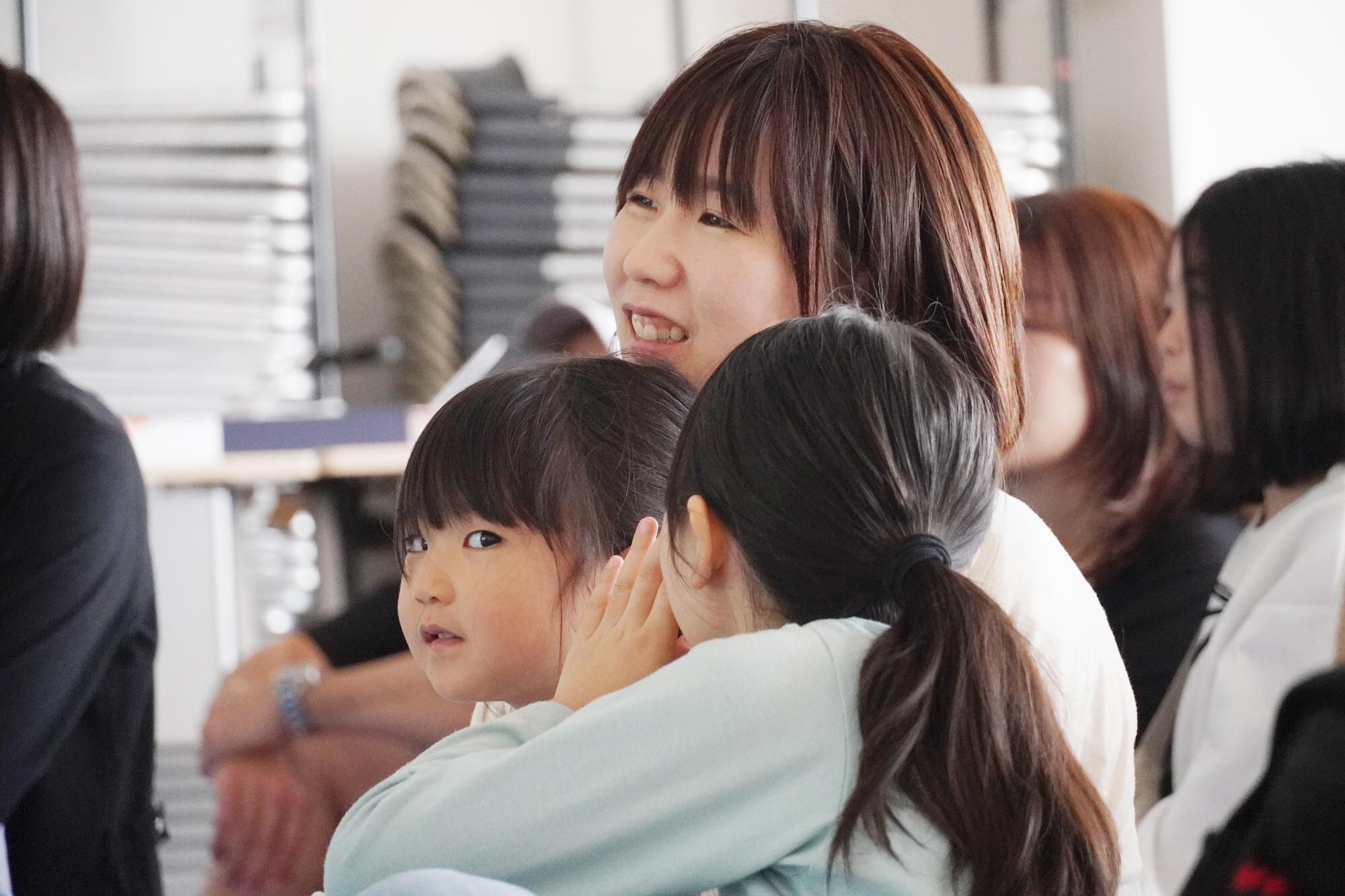 高畠さんの読み聞かせを聞いてお話ししている子ども