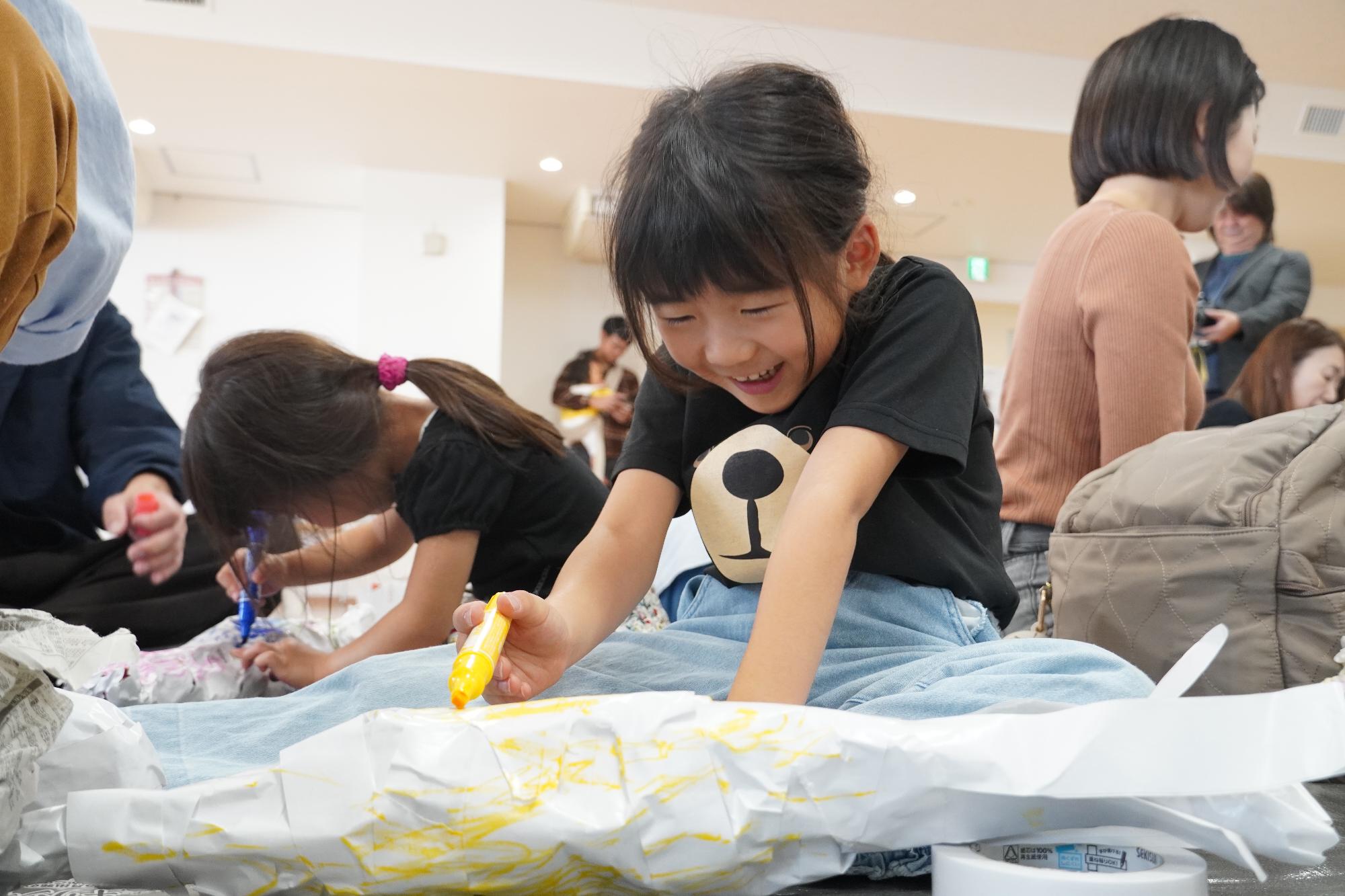 バナナに色を塗る様子