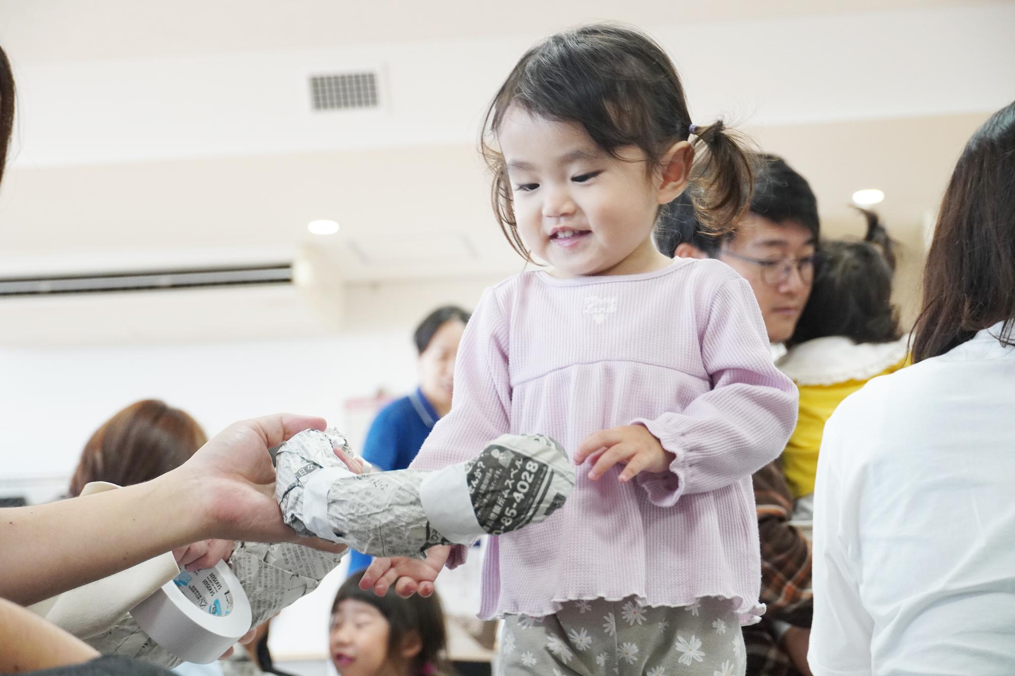 バナナの形を新聞紙で作成する様子