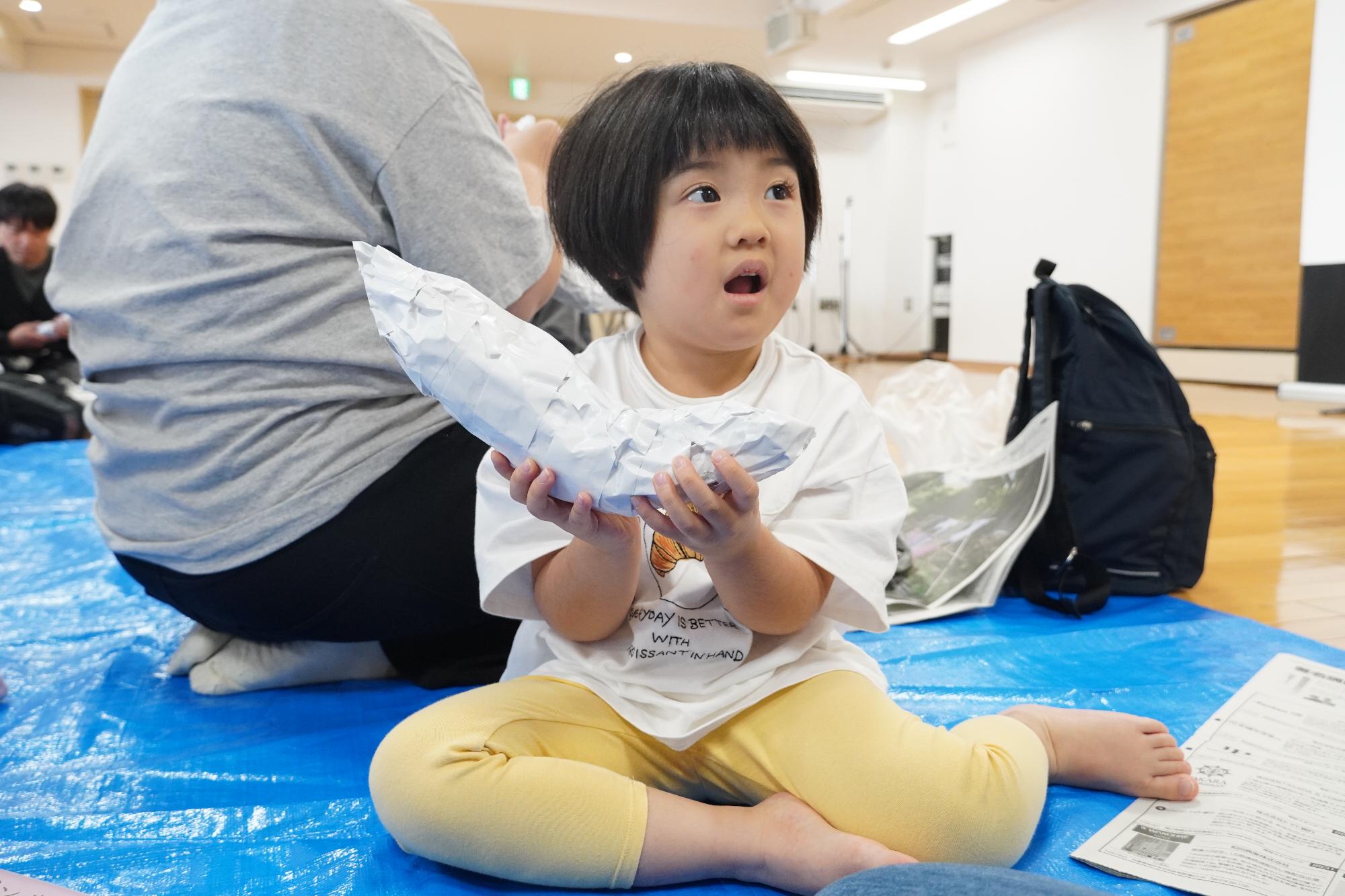 バナナの形を新聞紙で作成する様子
