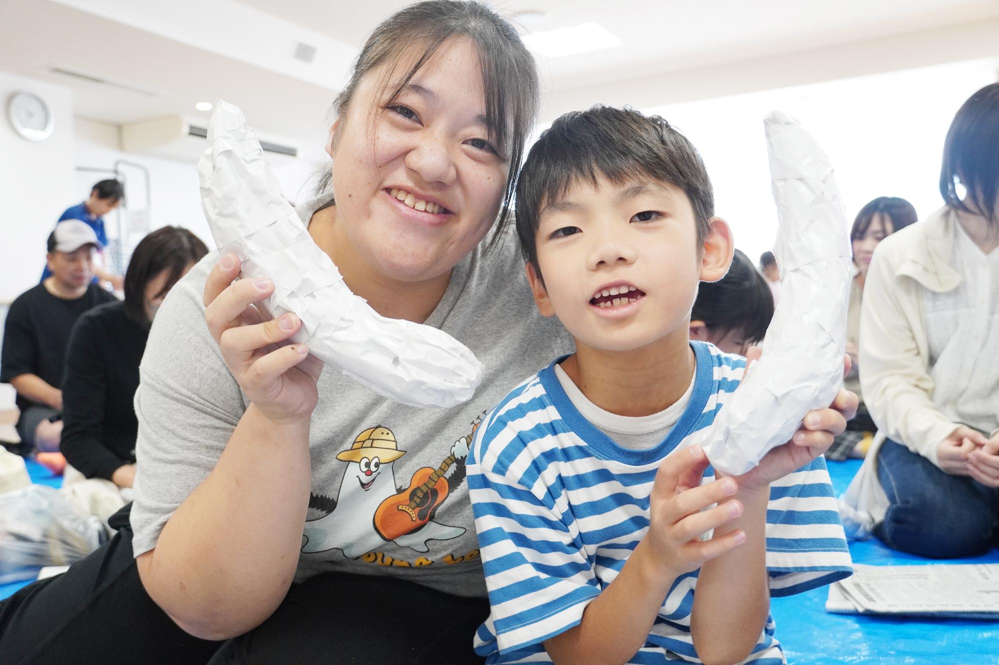 新聞紙で作成したバナナをもった写真