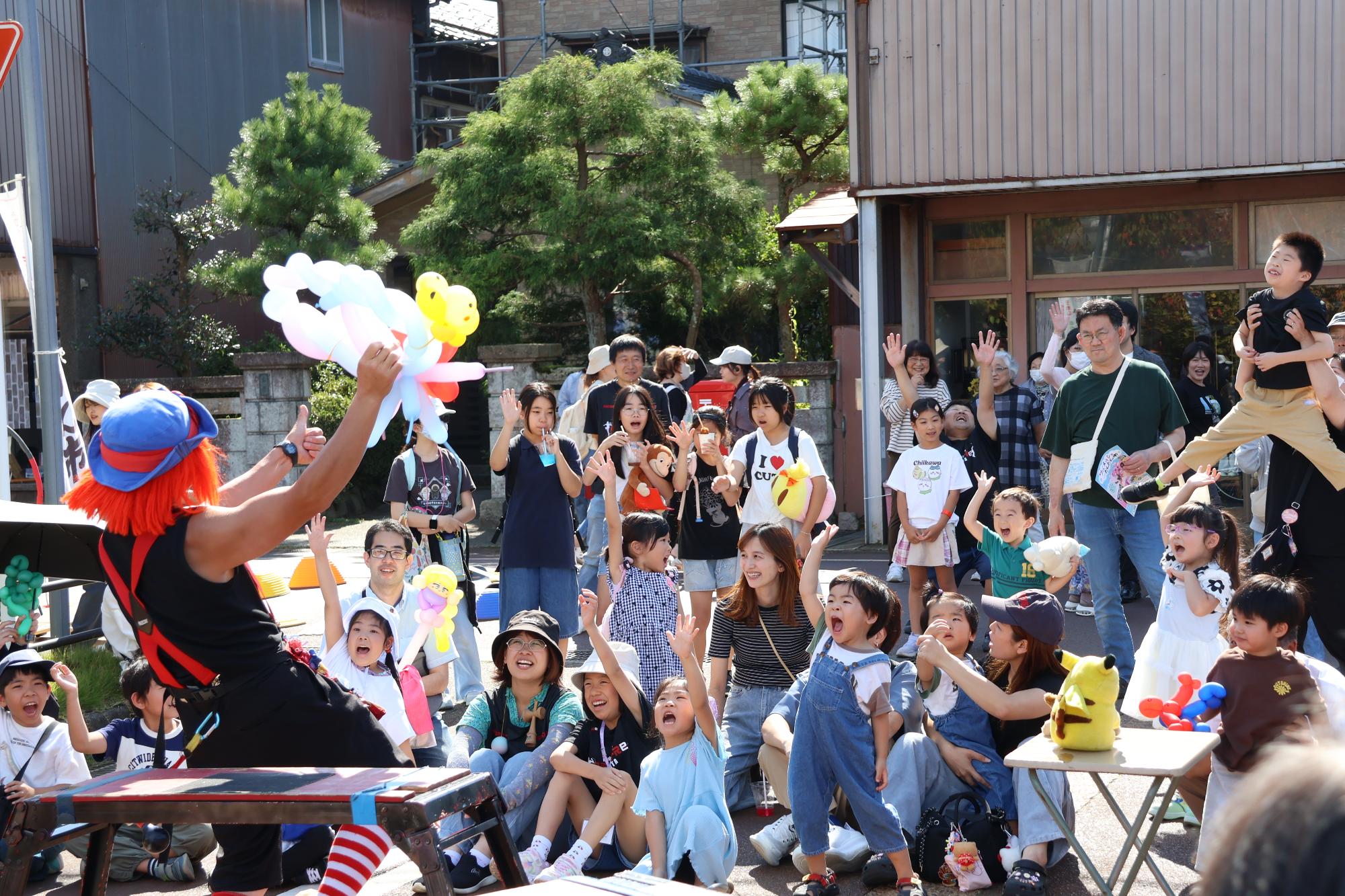 イベントの様子（ステージイベントを見学している子どもたち）