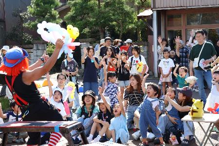 バルーンアートを見て楽しんでいる子どもの様子