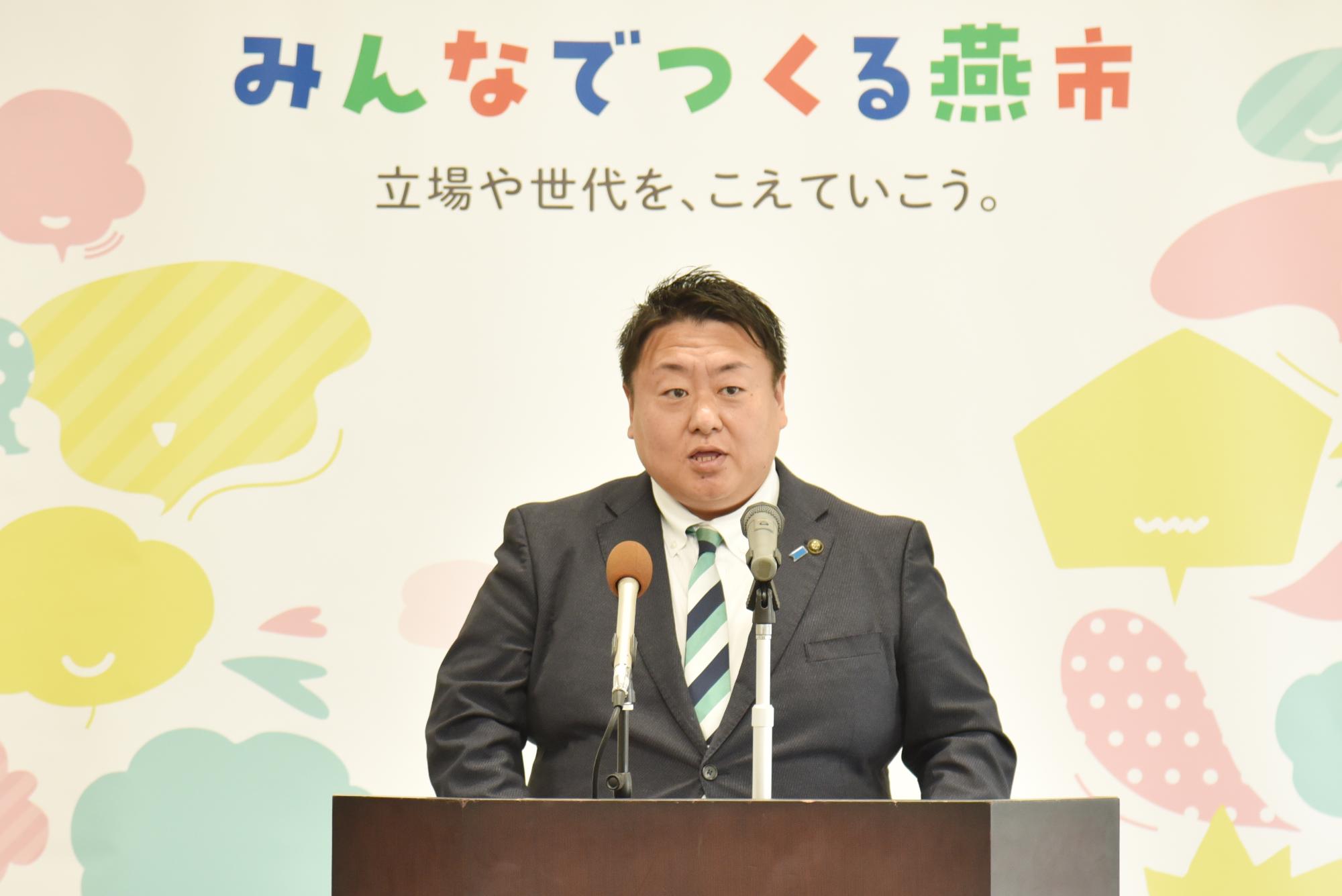 定例会見を行う市長
