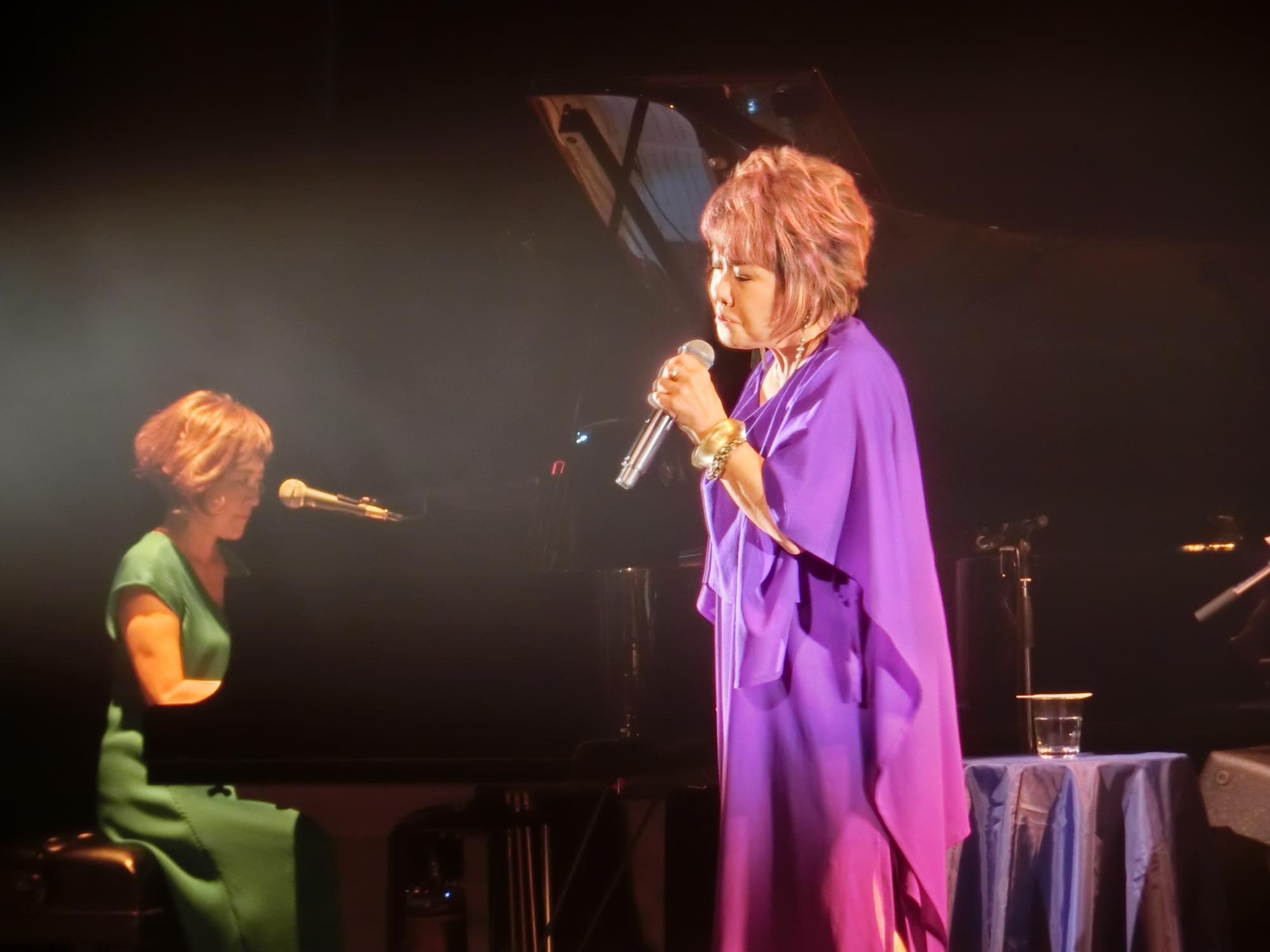 ステージで歌う渡辺真知子さん