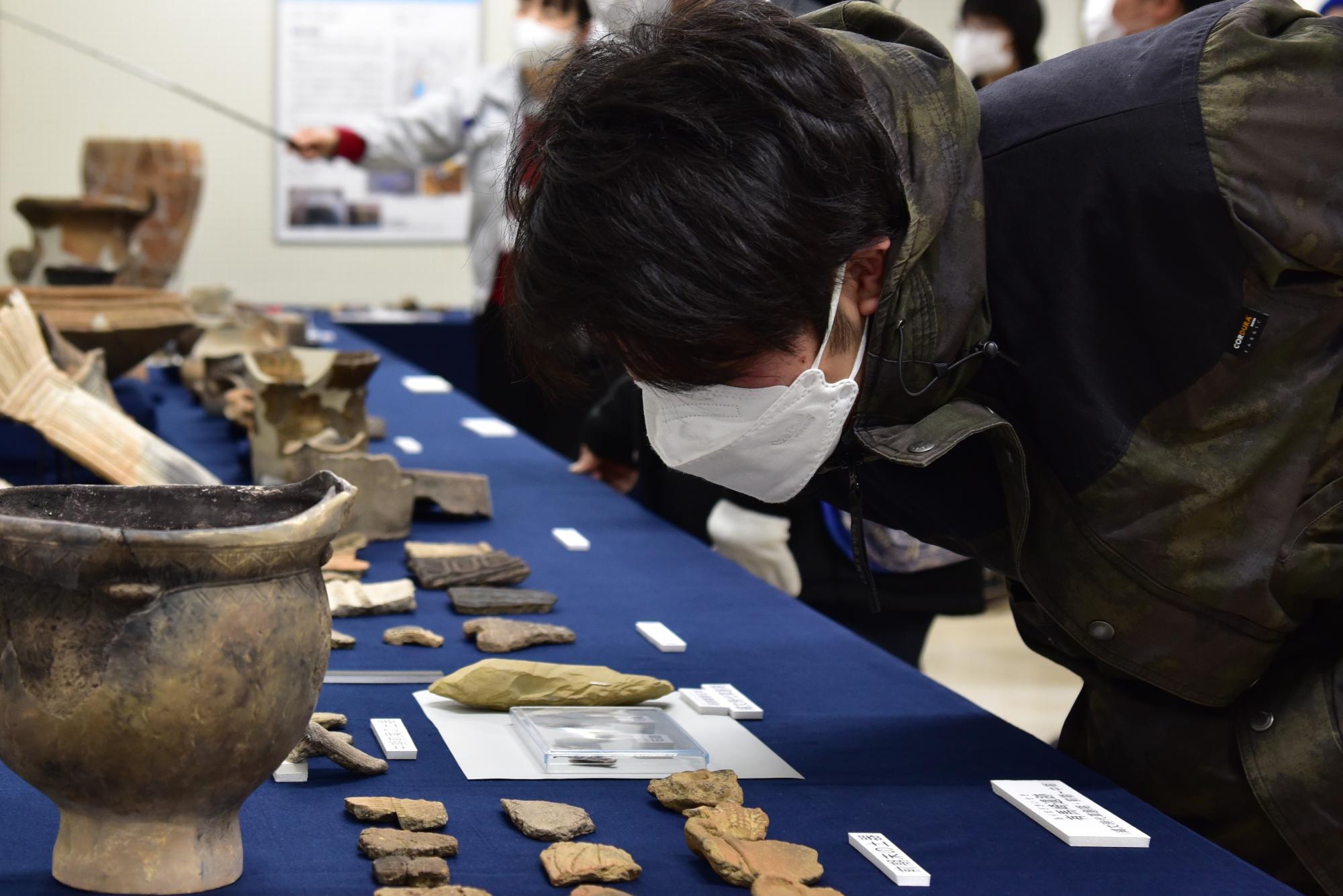 遺跡出土品展の様子