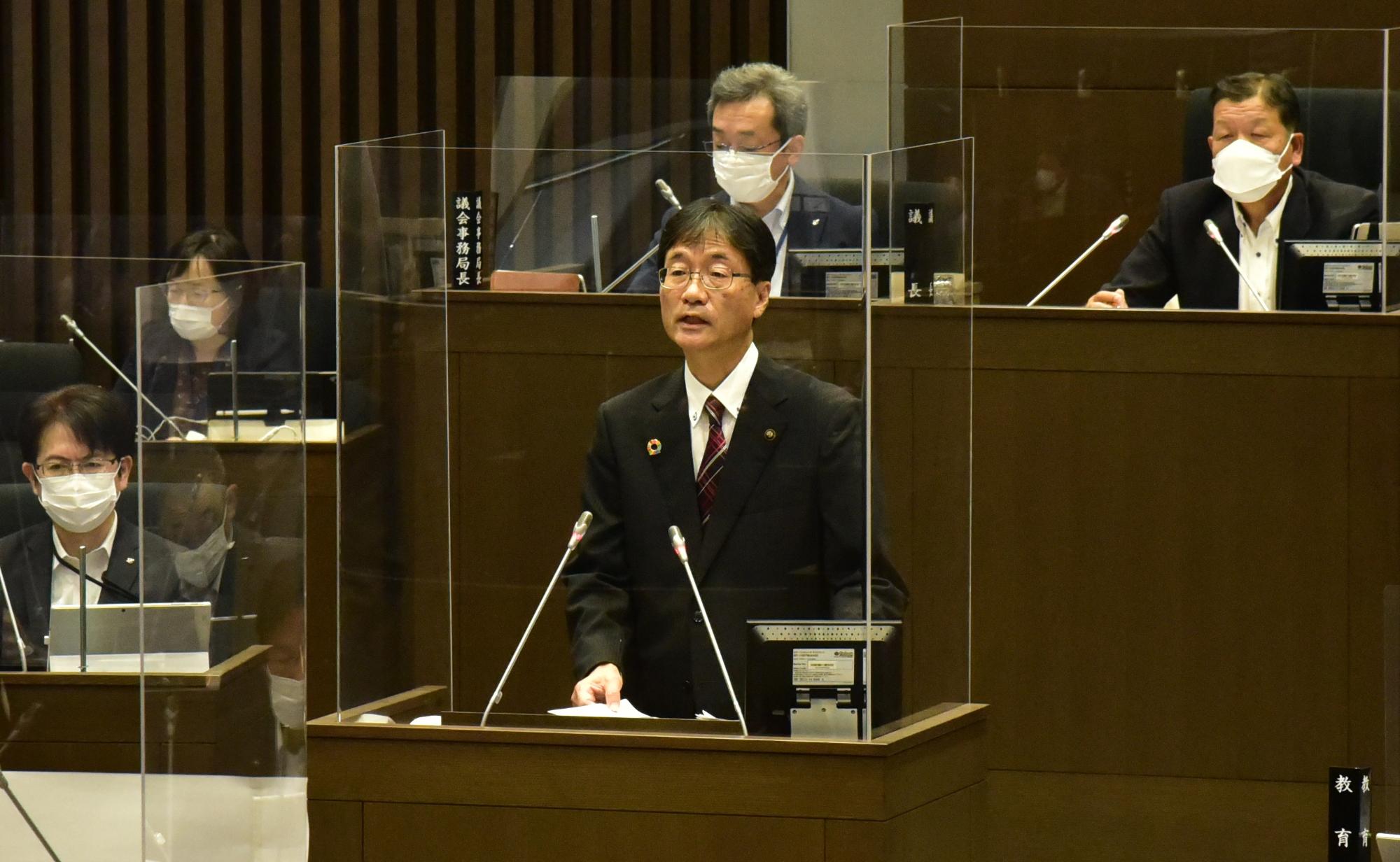 2050年までに二酸化炭素排出量を実質ゼロを目指すことを表明する鈴木市長