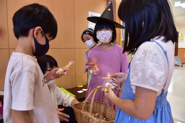 お菓子をもらう子どもたちの写真