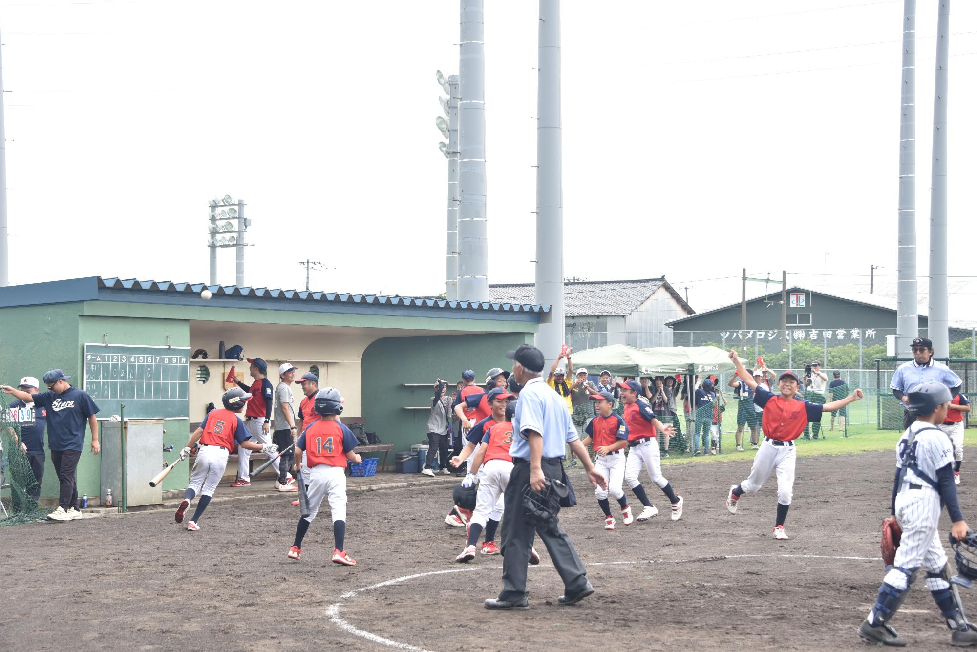 サヨナラ勝ちに喜ぶ吉小キッズの選手たち
