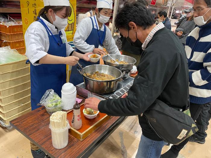 もつ煮ふるまいの様子