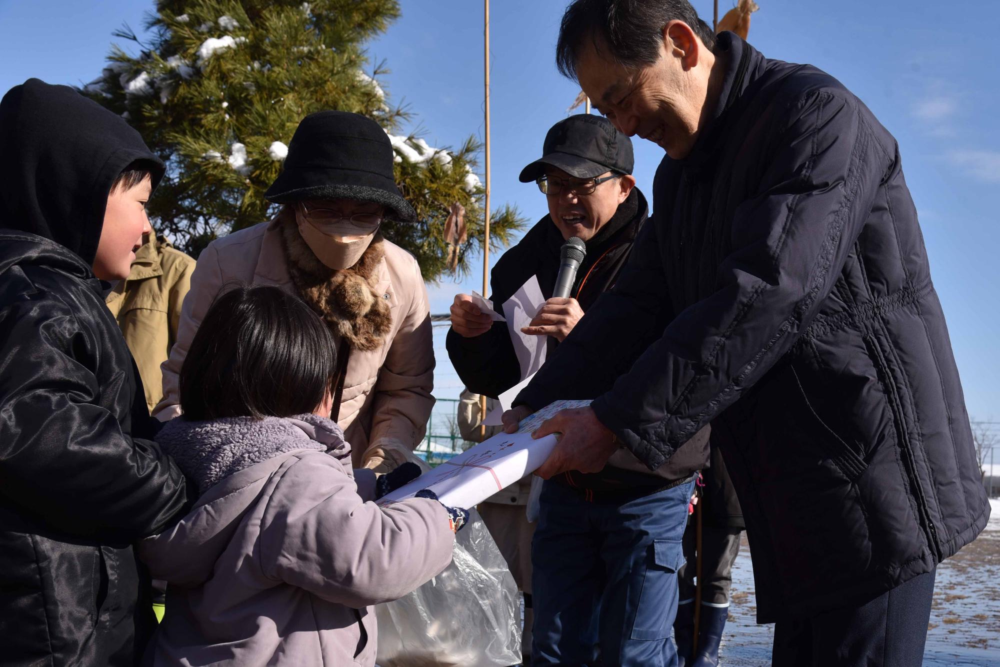 抽選会で景品が贈られた子ども