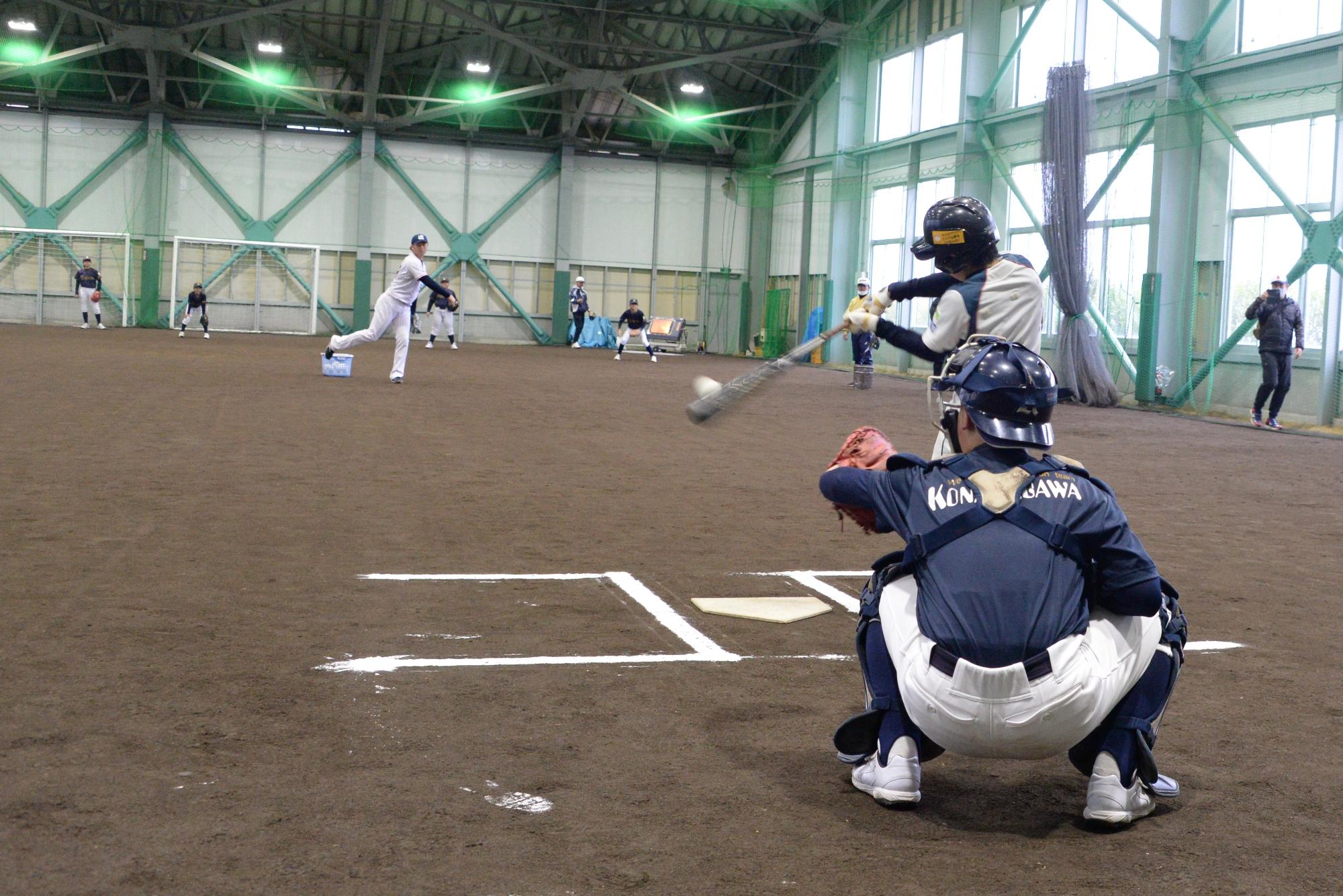 小澤選手の球を打ち返す小学生