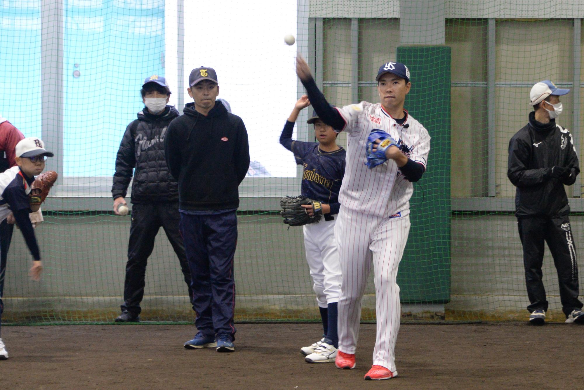 星選手から指導を受ける小学生