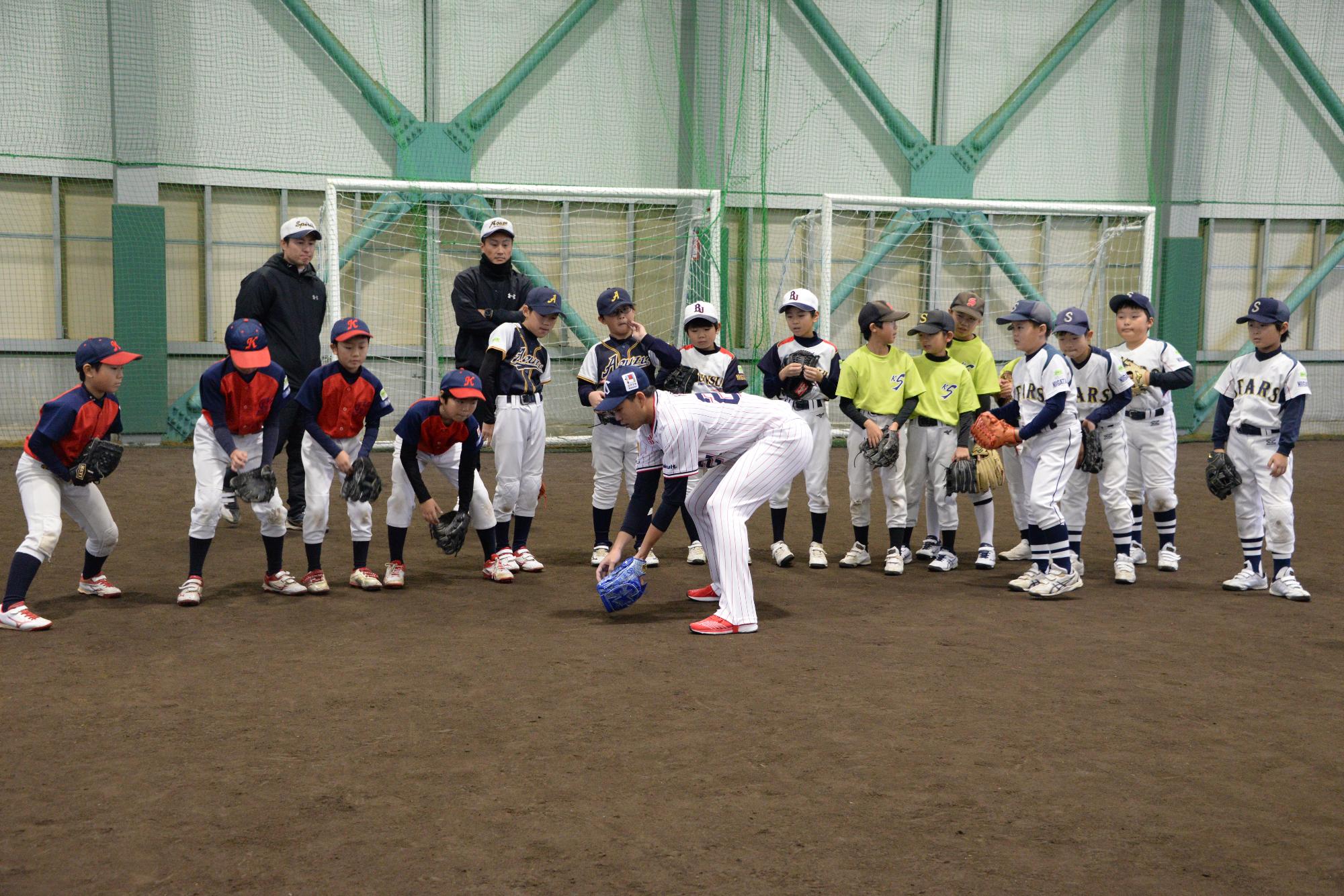 小学生とキャッチボールする星選手