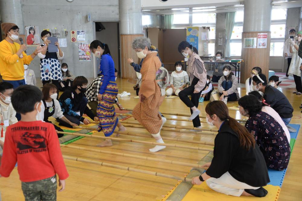 バンブーダンスを楽しむ参加者