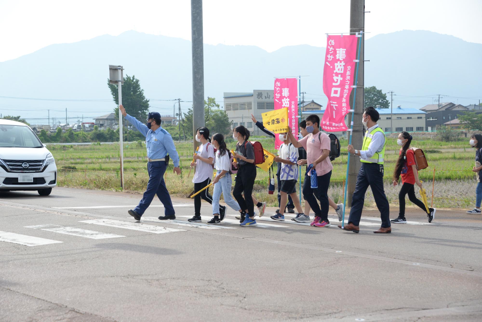 信号が青でもよく見て横断するように街頭指導しています