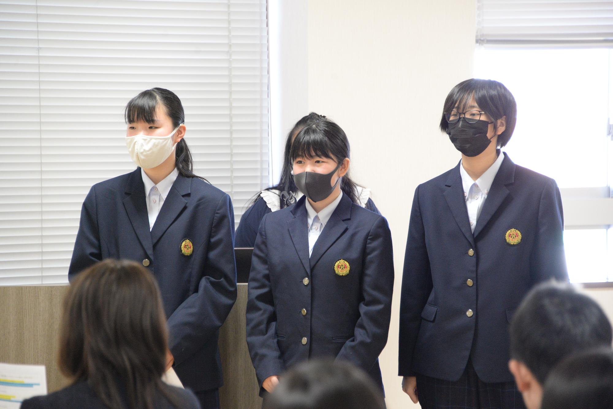 発表する3人の生徒