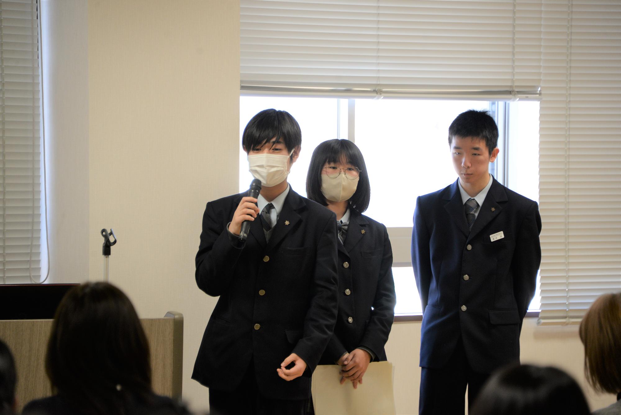 発表する3人の生徒