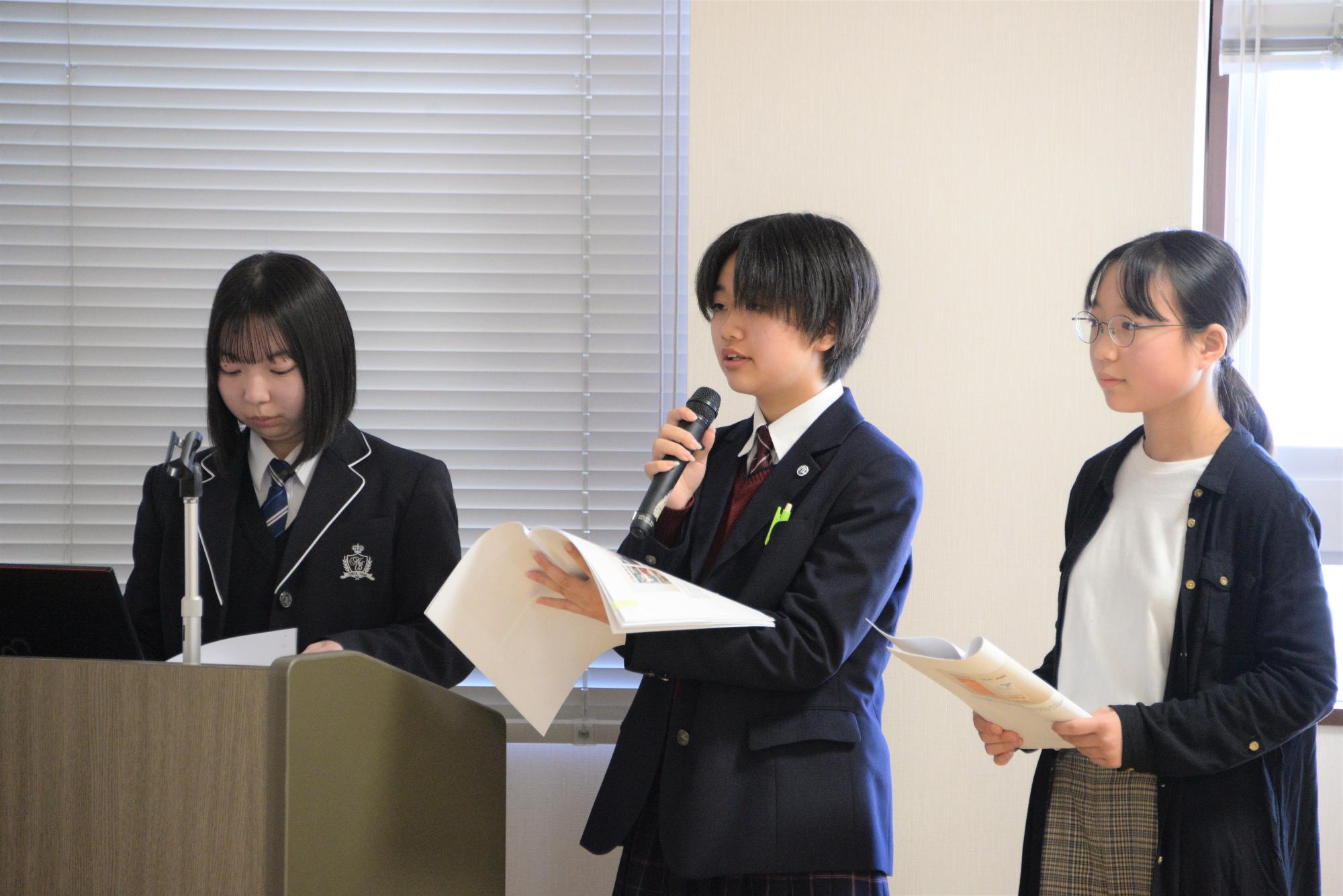 発表する1人と小学生と2人の高校生