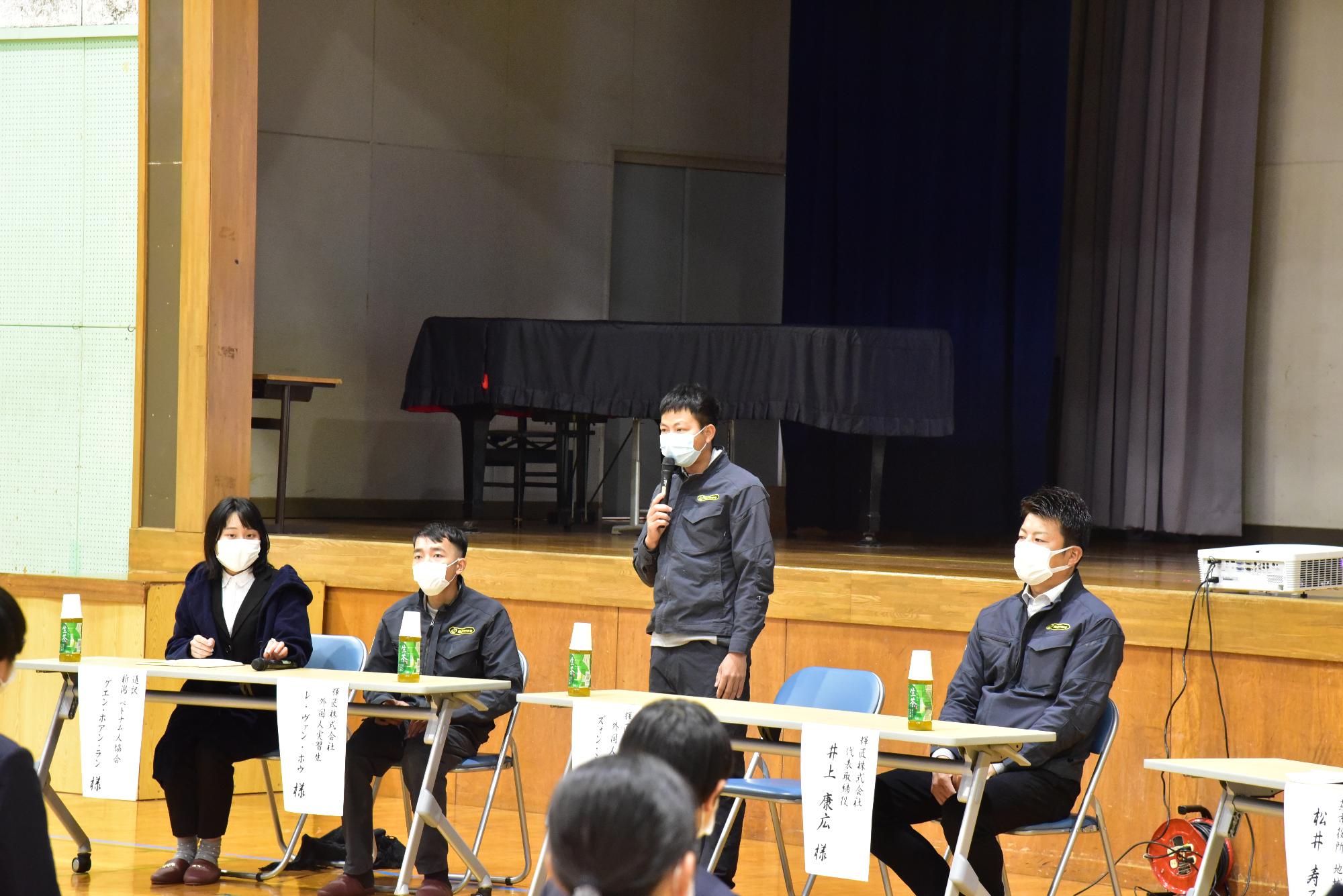 日本での生活の様子を説明するヴォンさん。