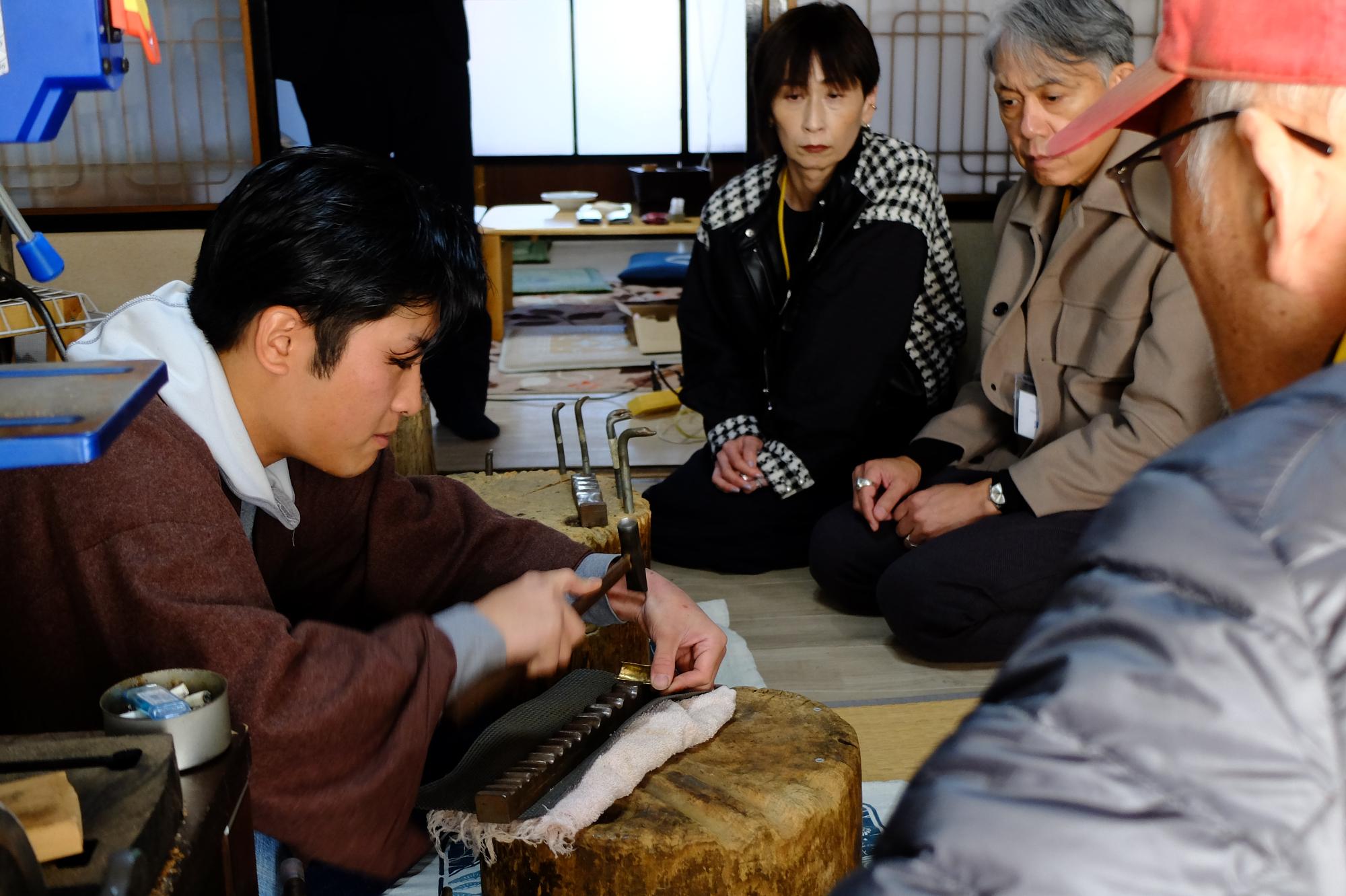 煙管づくりを実演する岩浪さん