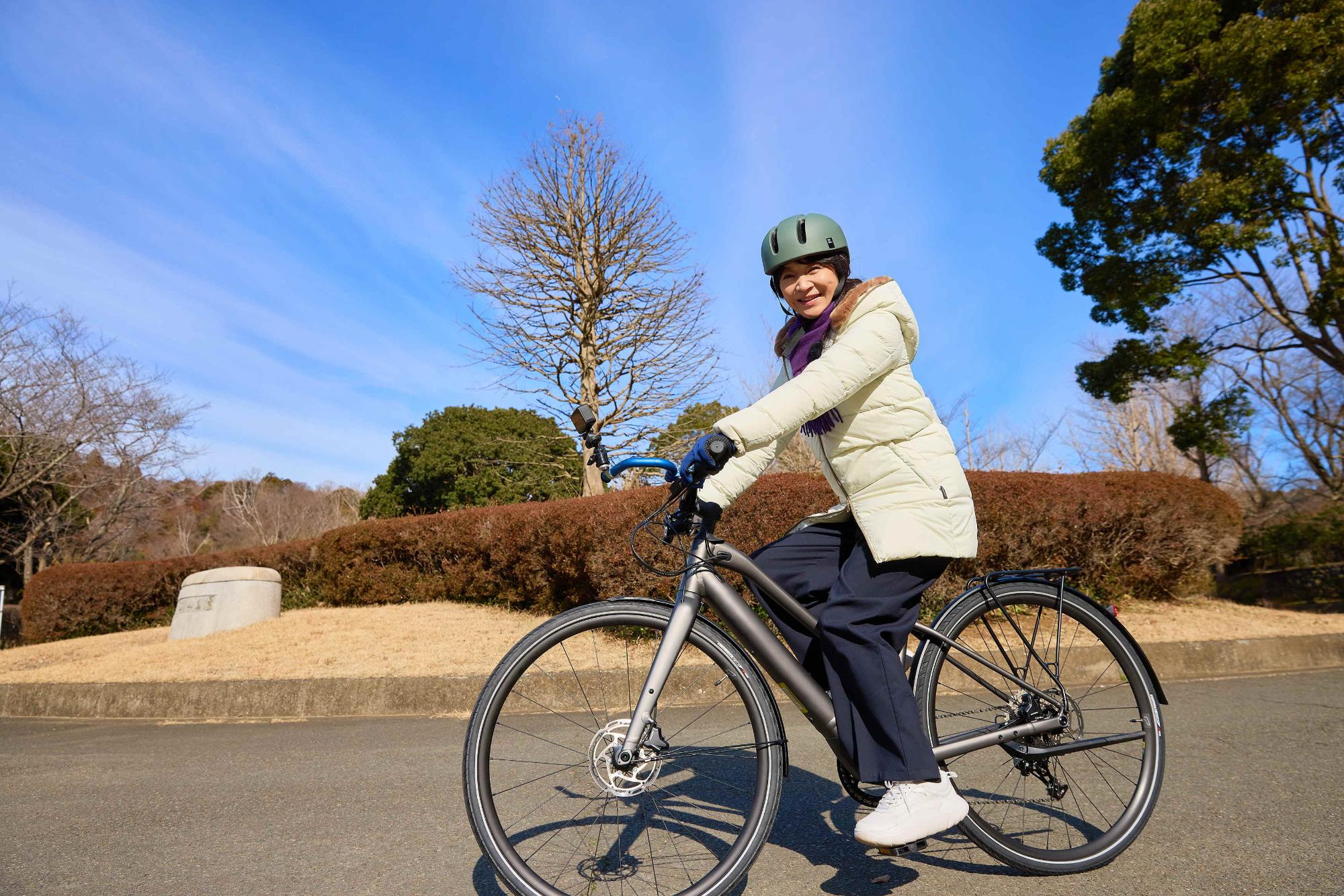 自転車に乗る田中美佐子さん