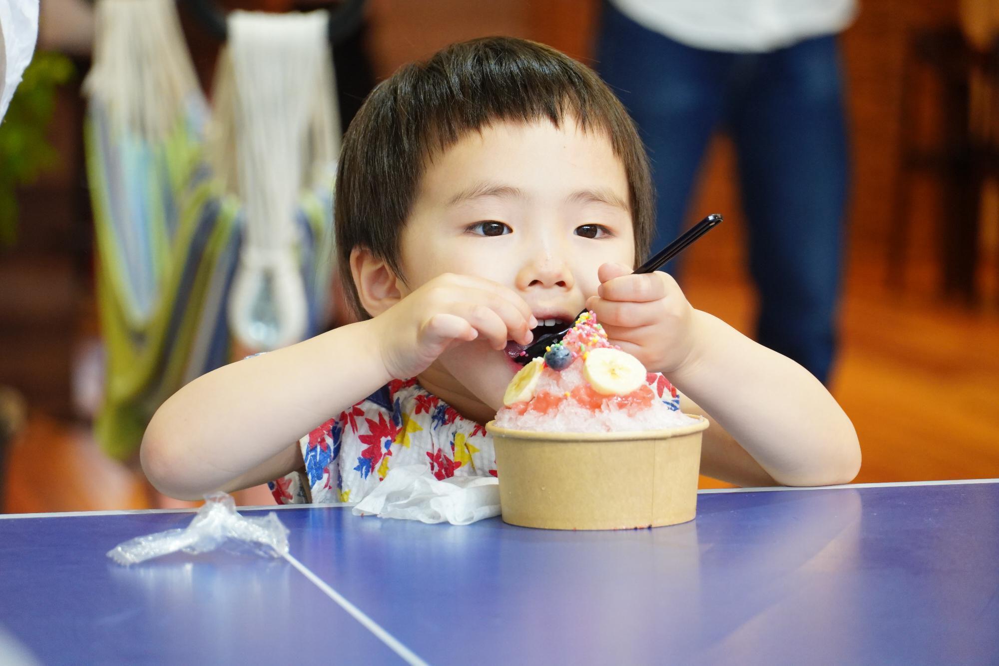 かき氷を食べている子どもの様子
